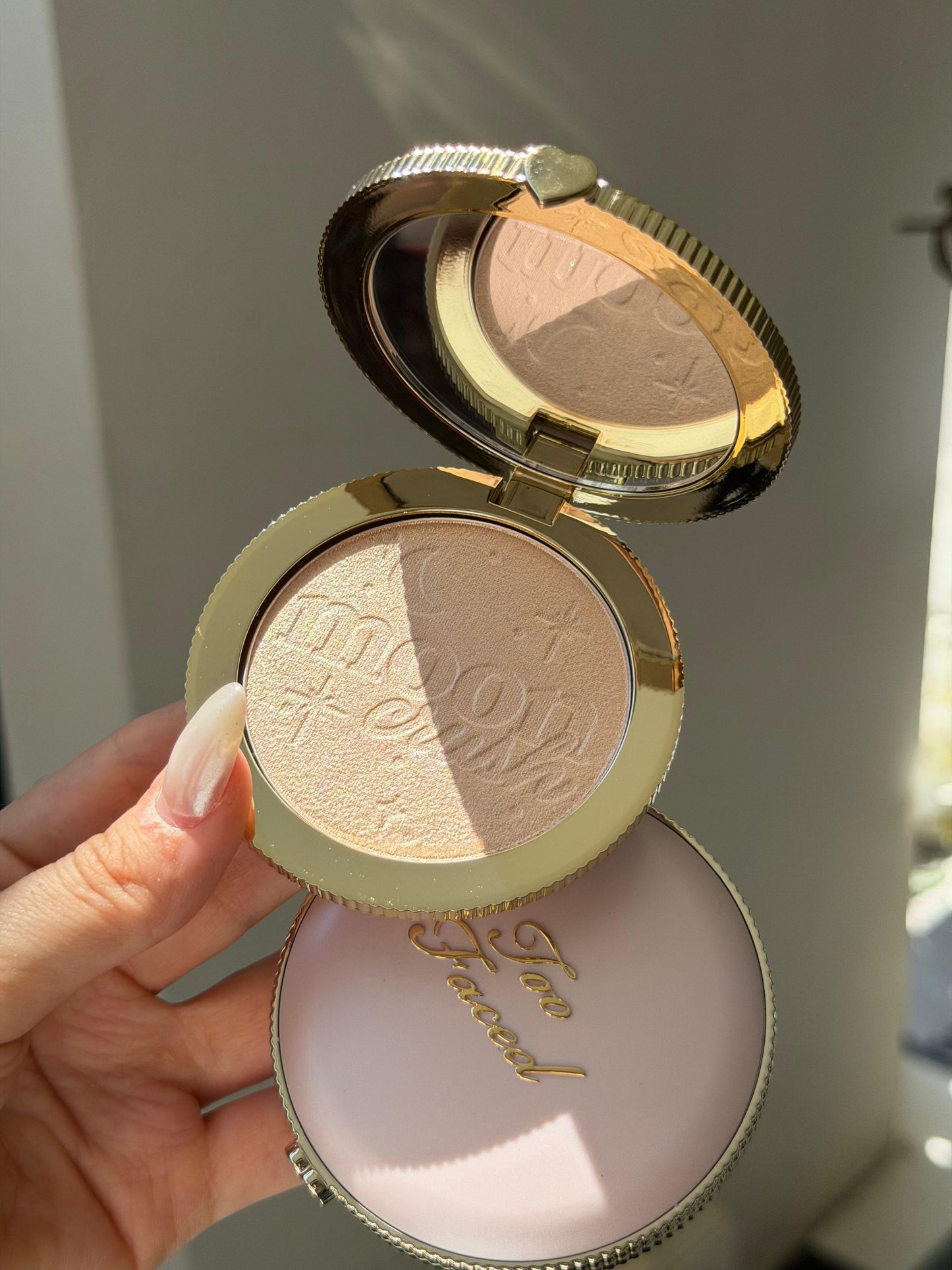 TOO FACED Moon Crush Highlighter
Sheer Glossy Multi-Use Powder