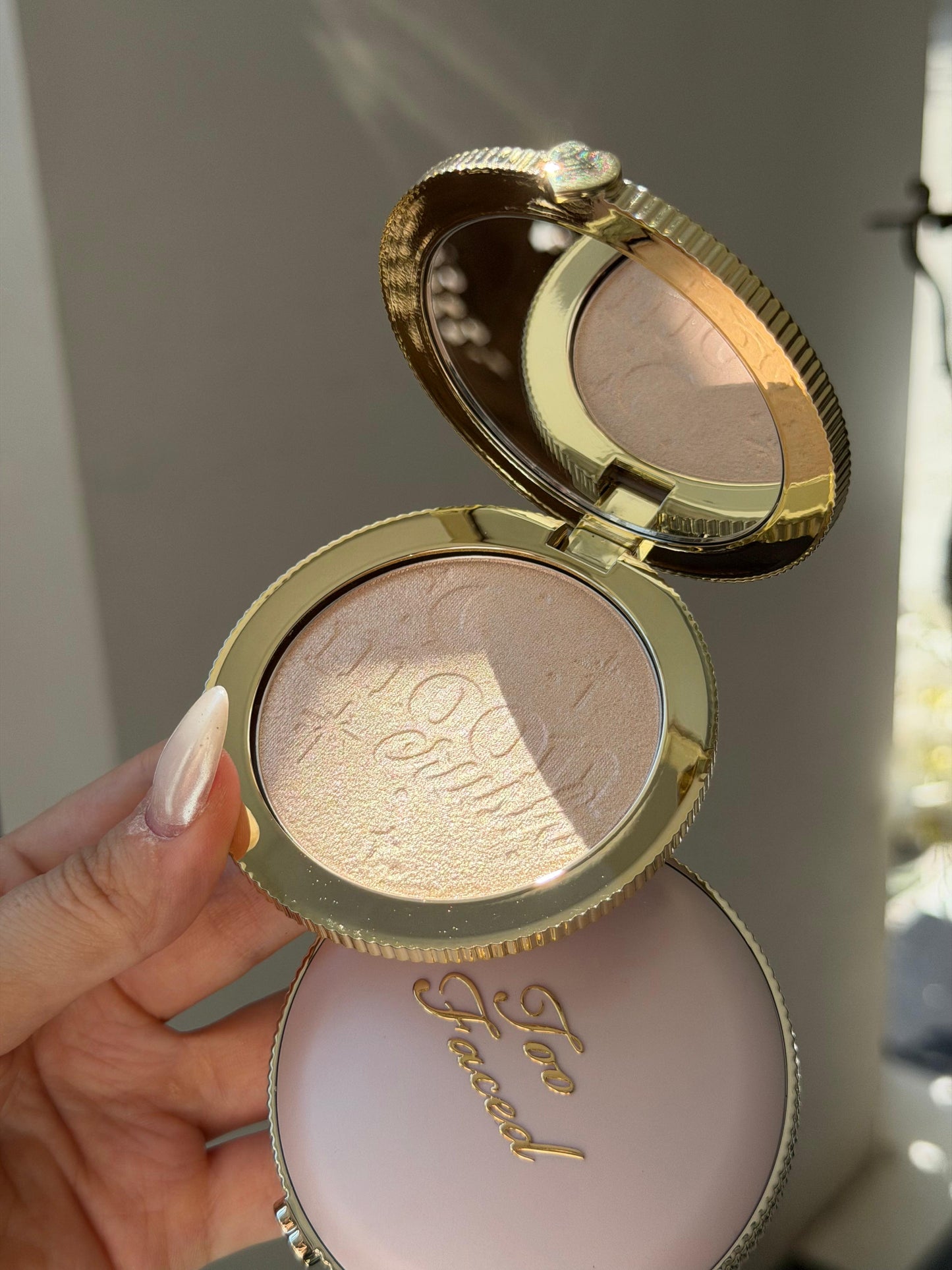 TOO FACED Moon Crush Highlighter
Sheer Glossy Multi-Use Powder