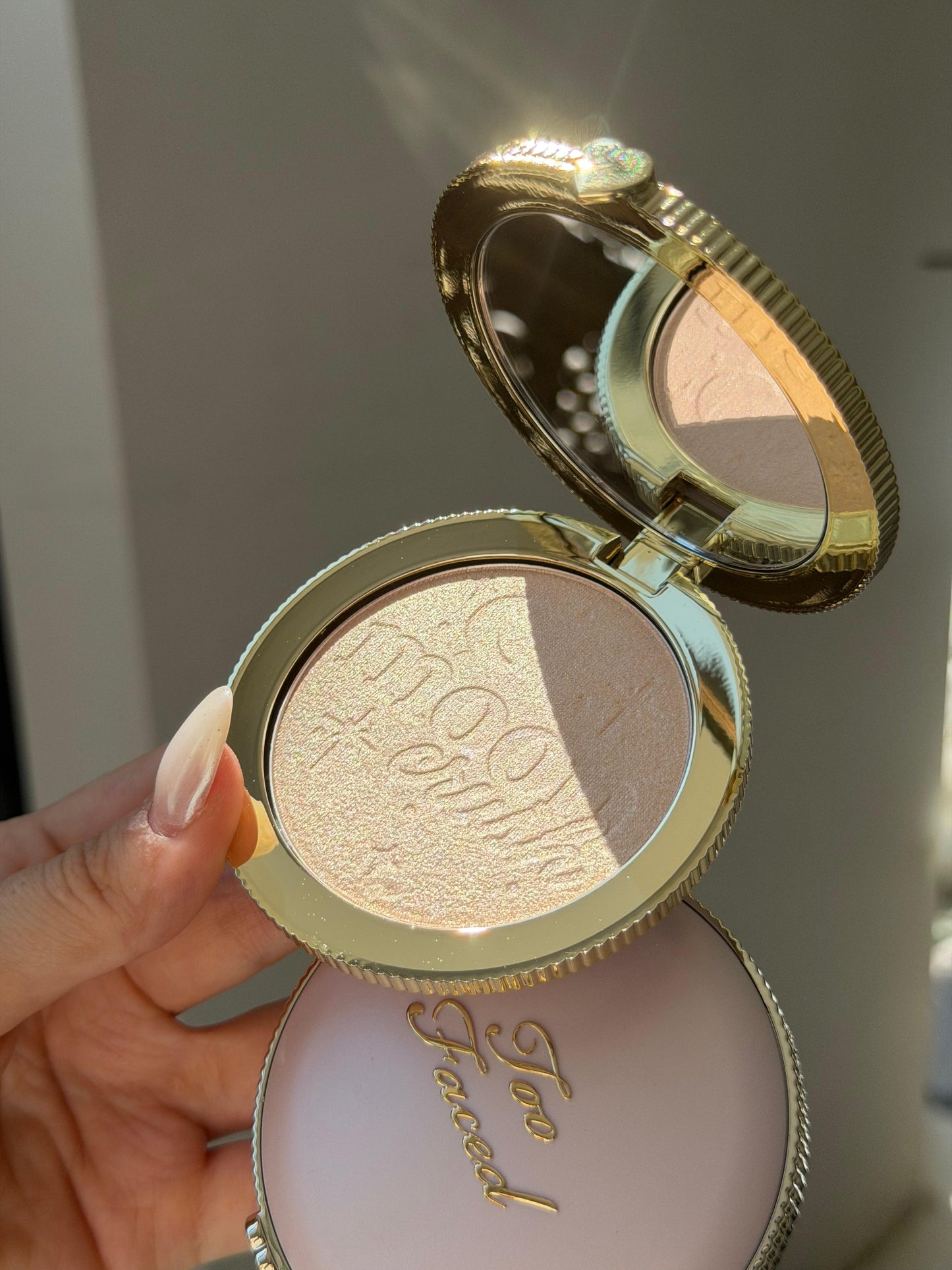 TOO FACED Moon Crush Highlighter
Sheer Glossy Multi-Use Powder