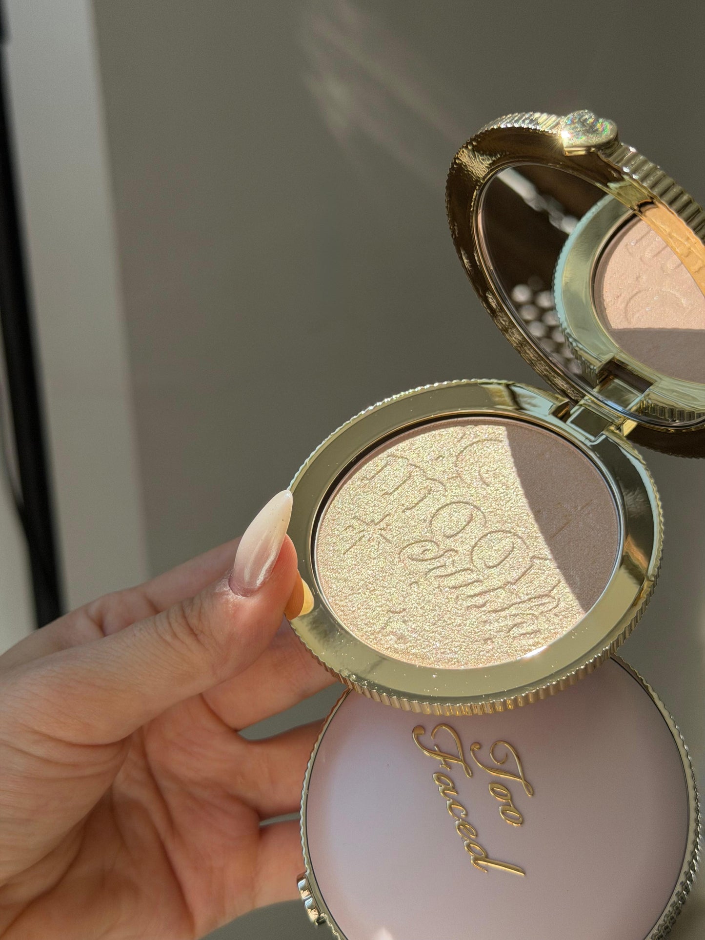 TOO FACED Moon Crush Highlighter
Sheer Glossy Multi-Use Powder