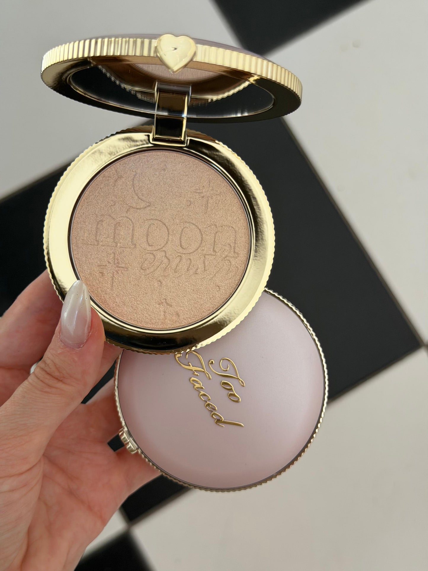 TOO FACED Moon Crush Highlighter
Sheer Glossy Multi-Use Powder
