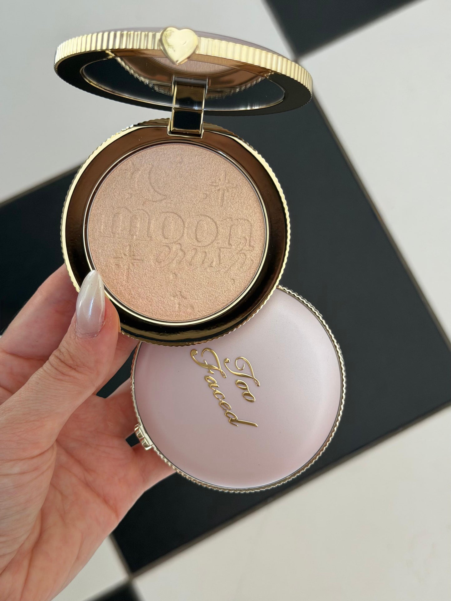 TOO FACED Moon Crush Highlighter
Sheer Glossy Multi-Use Powder
