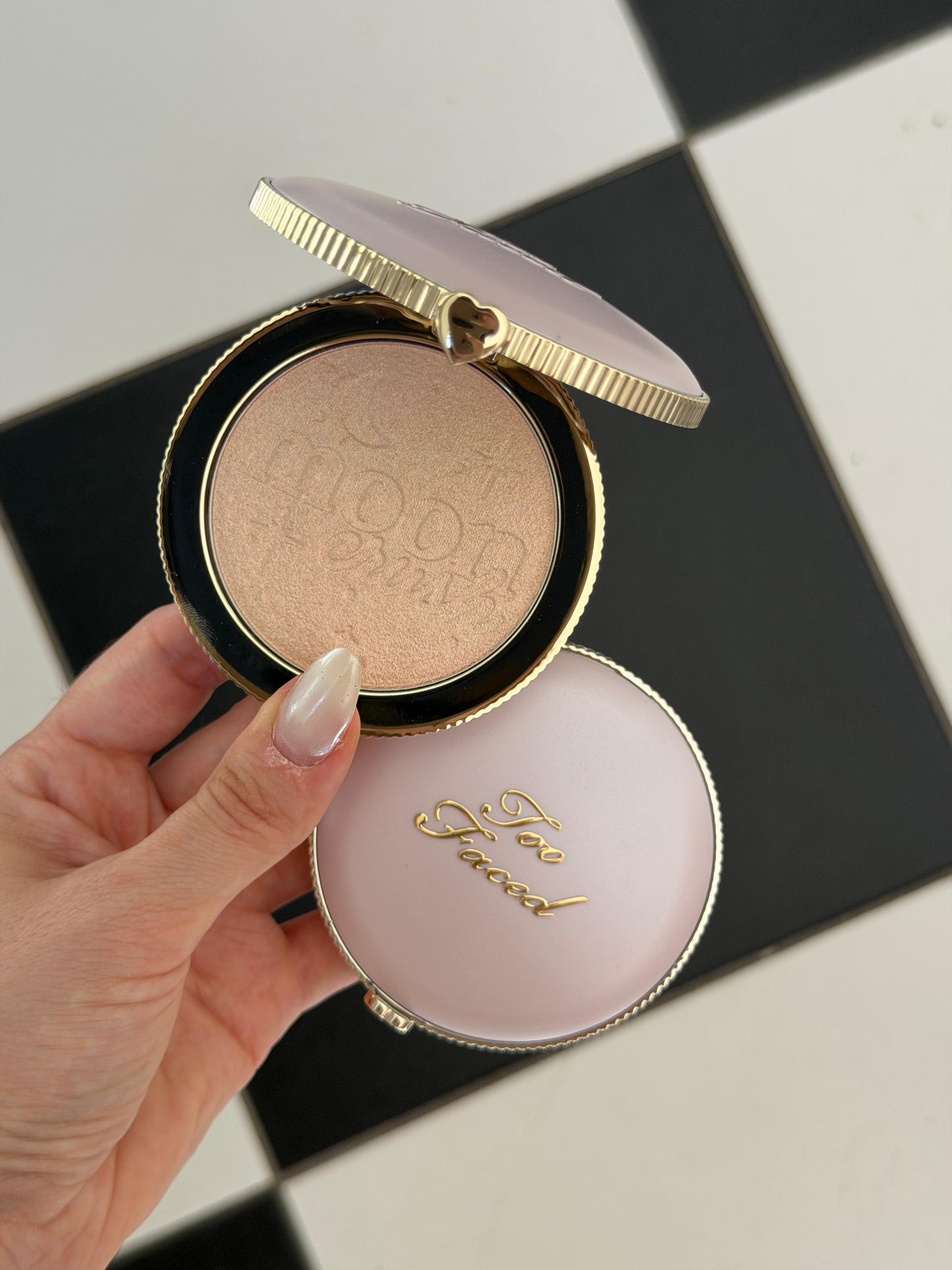 TOO FACED Moon Crush Highlighter
Sheer Glossy Multi-Use Powder