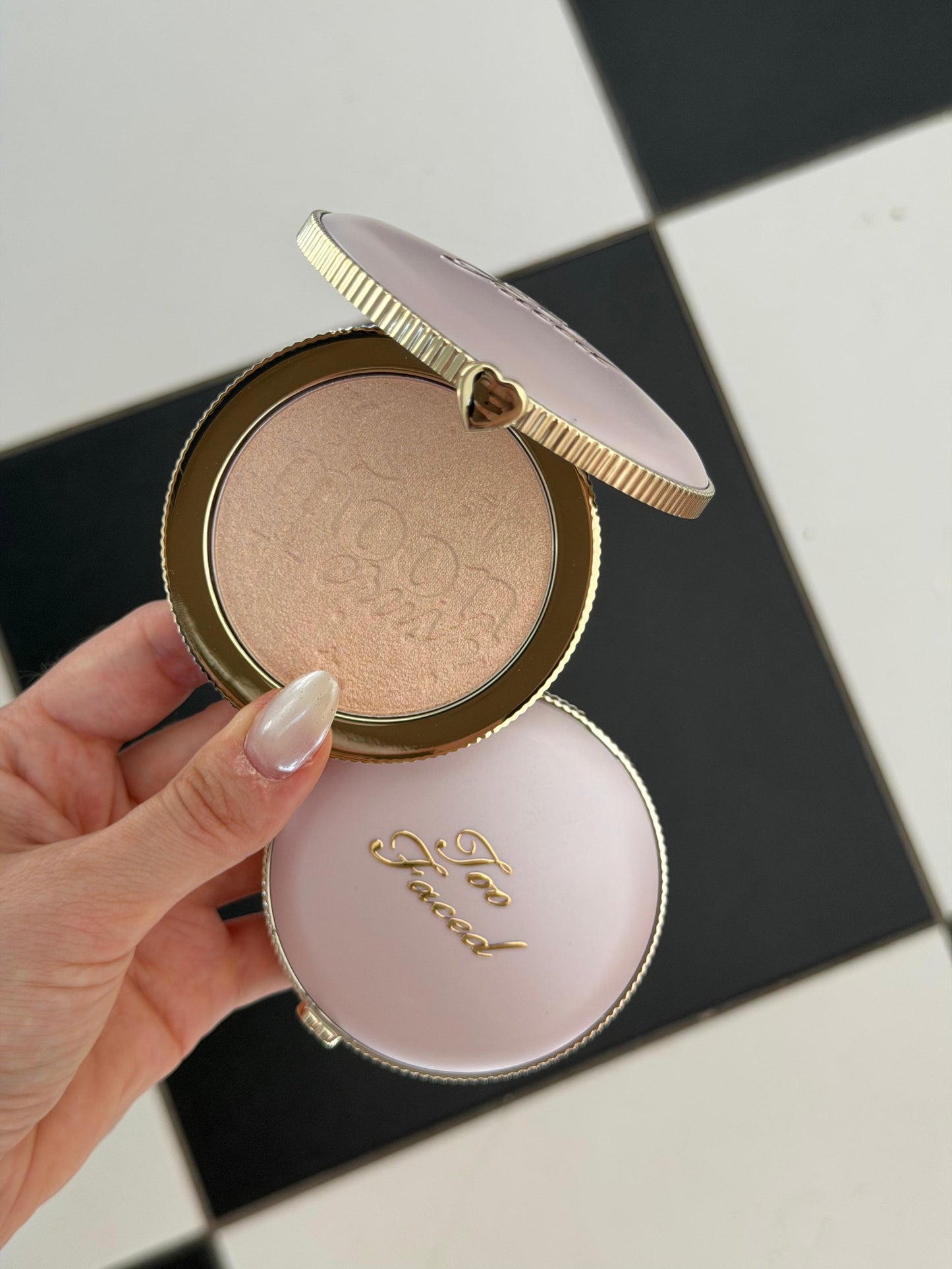 TOO FACED Moon Crush Highlighter
Sheer Glossy Multi-Use Powder
