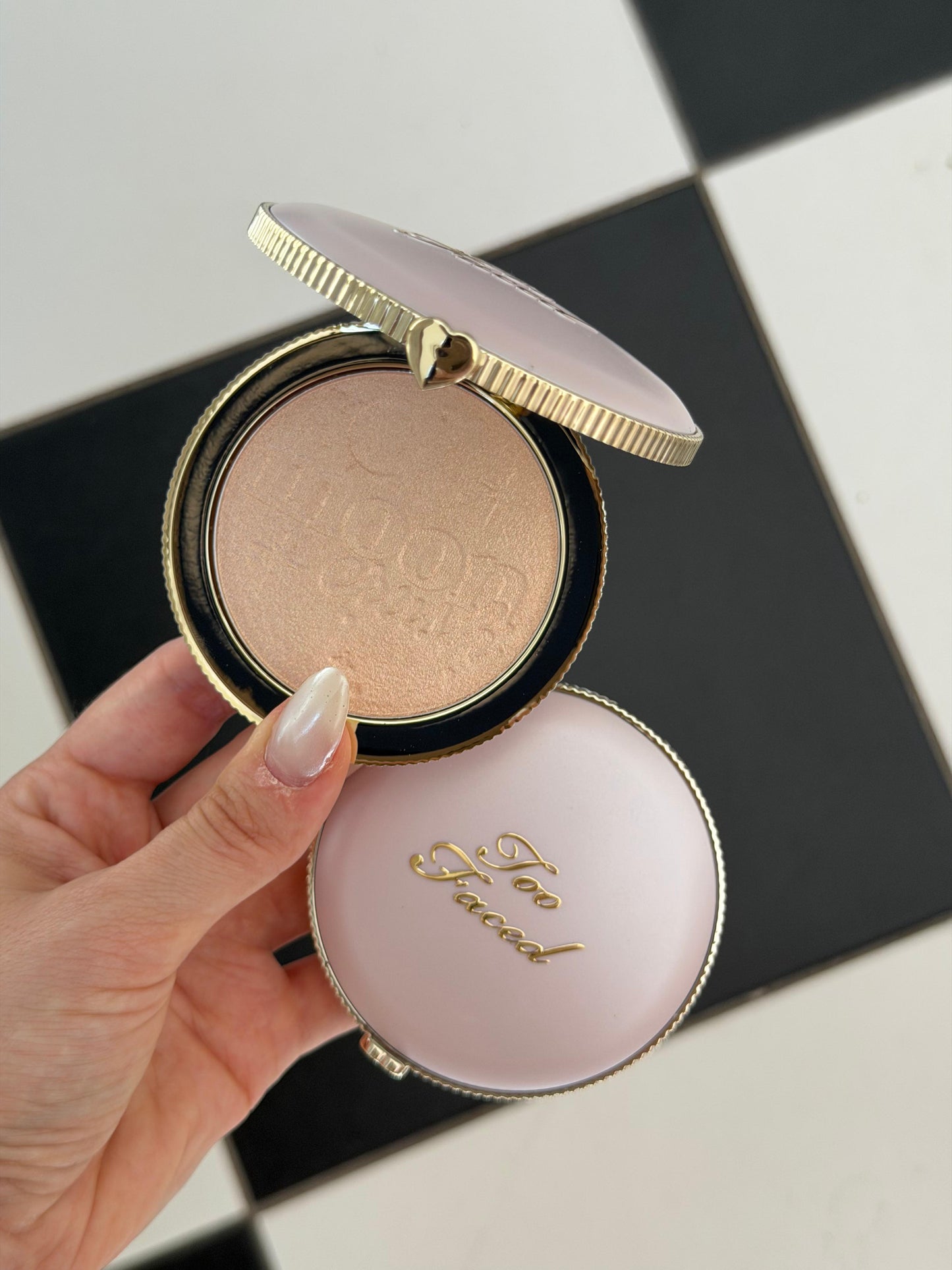 TOO FACED Moon Crush Highlighter
Sheer Glossy Multi-Use Powder