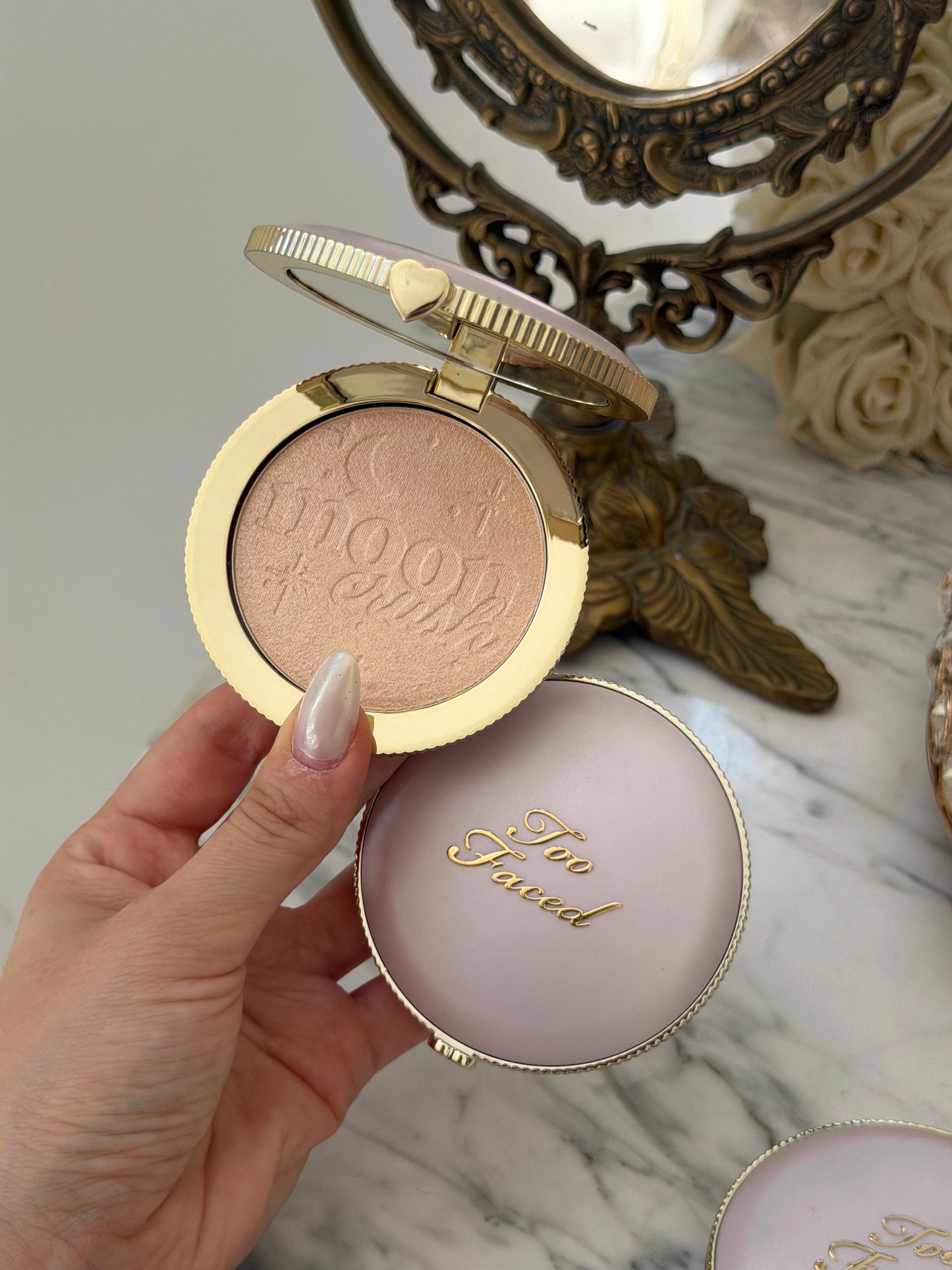 TOO FACED Moon Crush Highlighter
Sheer Glossy Multi-Use Powder