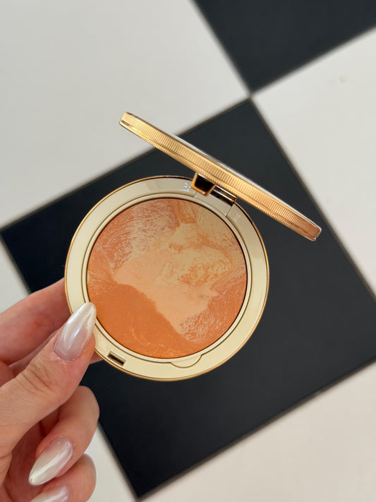 GUCCI Glow Color Finishing Setting Powder (03)
Natural Radiant Finish