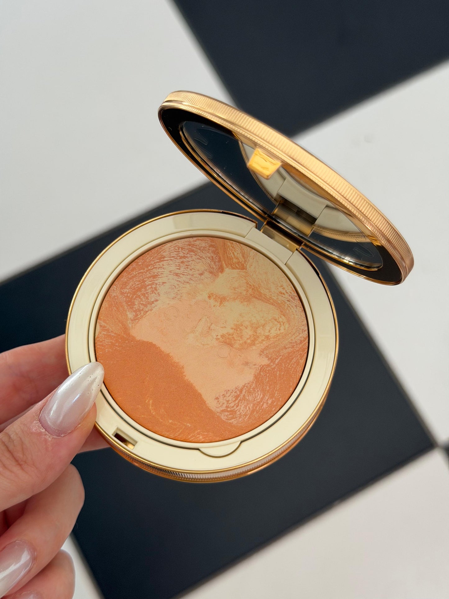 GUCCI Glow Color Finishing Setting Powder (03)
Natural Radiant Finish