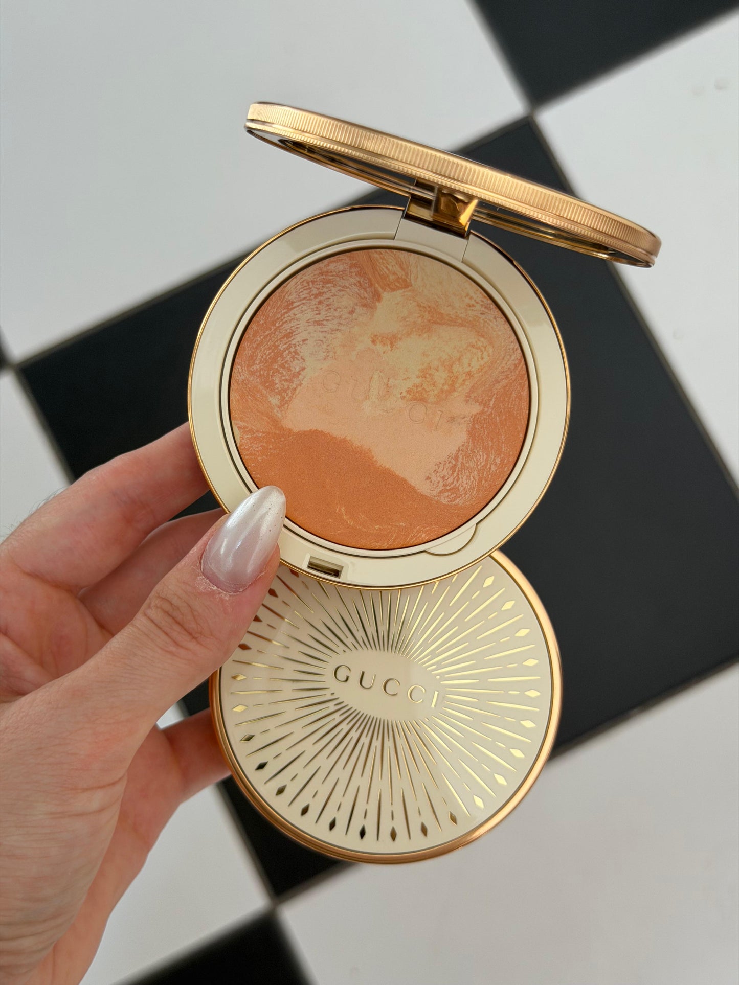 GUCCI Glow Color Finishing Setting Powder (03)
Natural Radiant Finish
