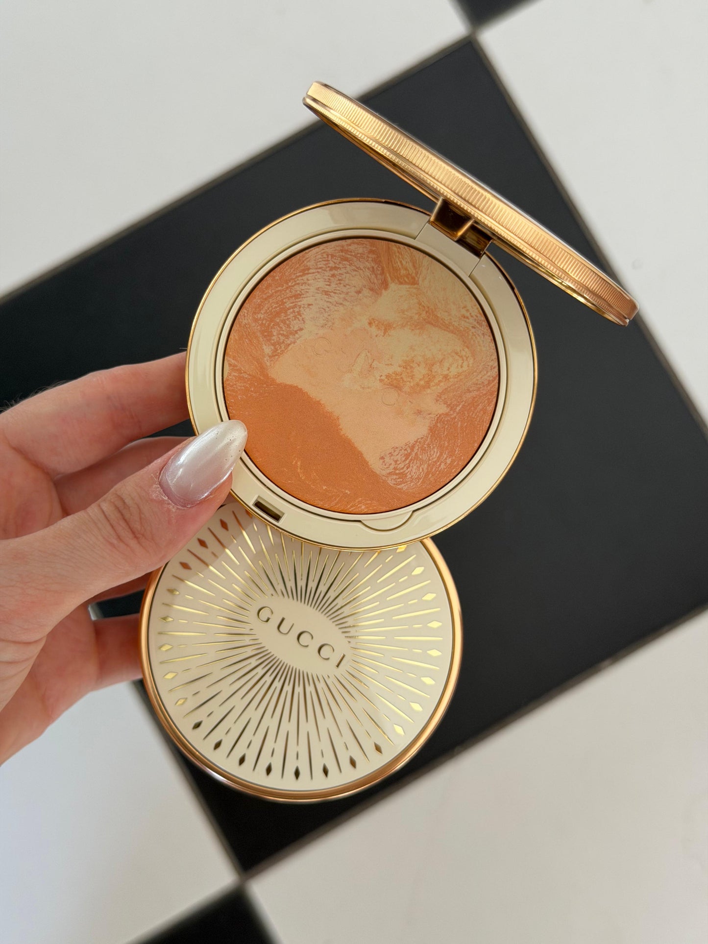 GUCCI Glow Color Finishing Setting Powder (03)
Natural Radiant Finish
