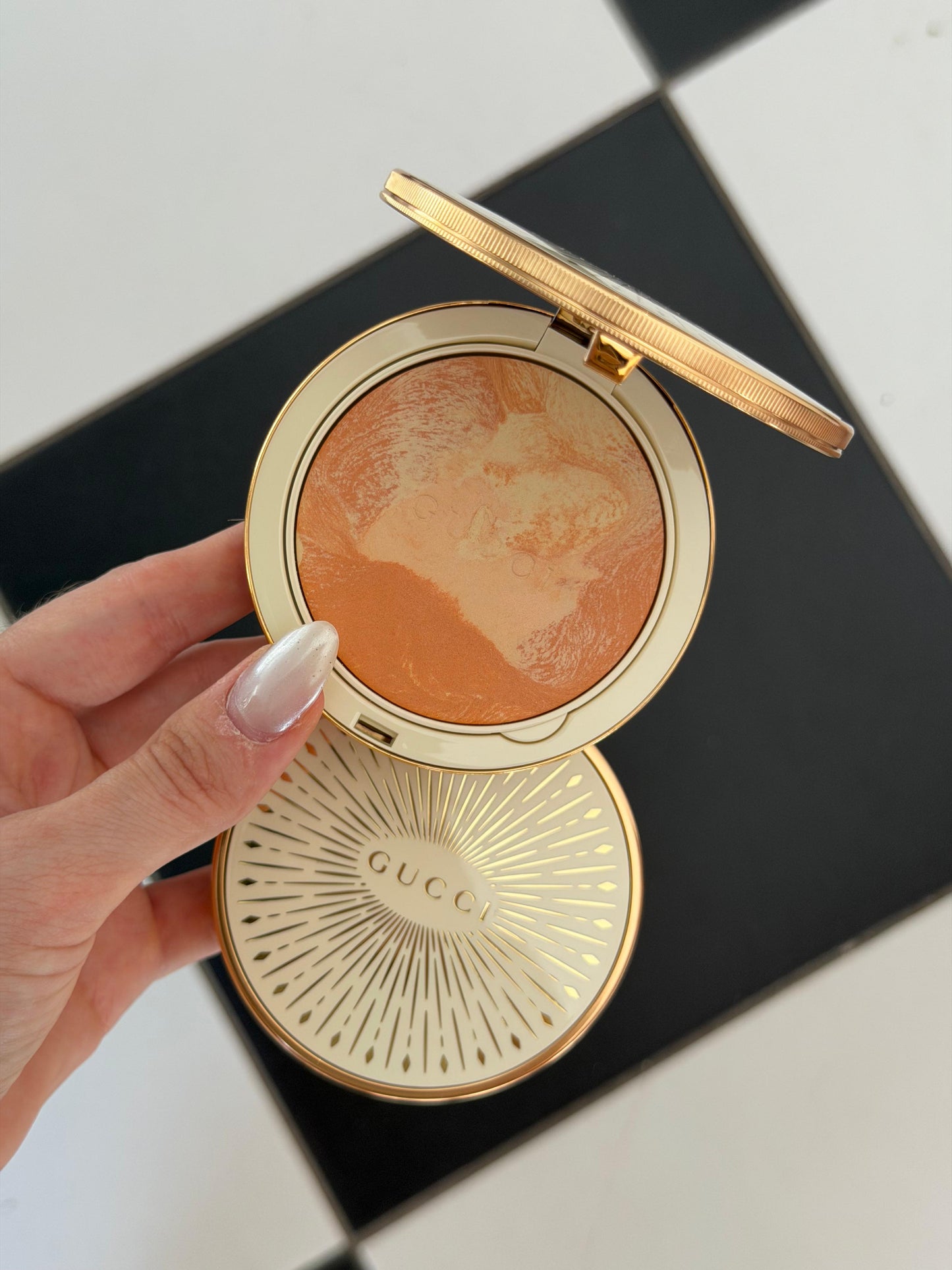 GUCCI Glow Color Finishing Setting Powder (03)
Natural Radiant Finish