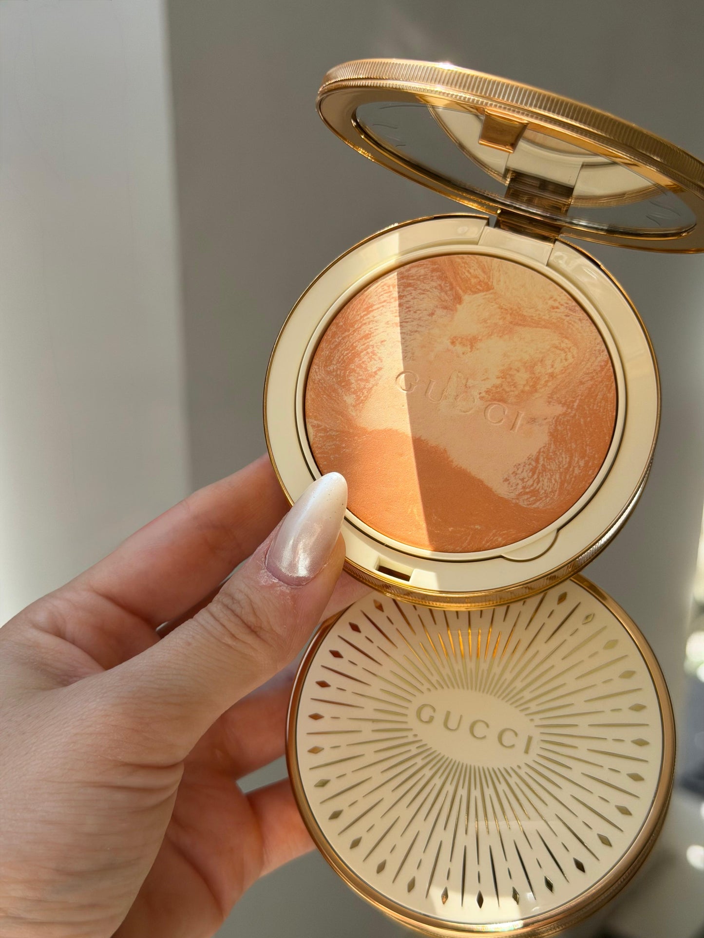 GUCCI Glow Color Finishing Setting Powder (03)
Natural Radiant Finish