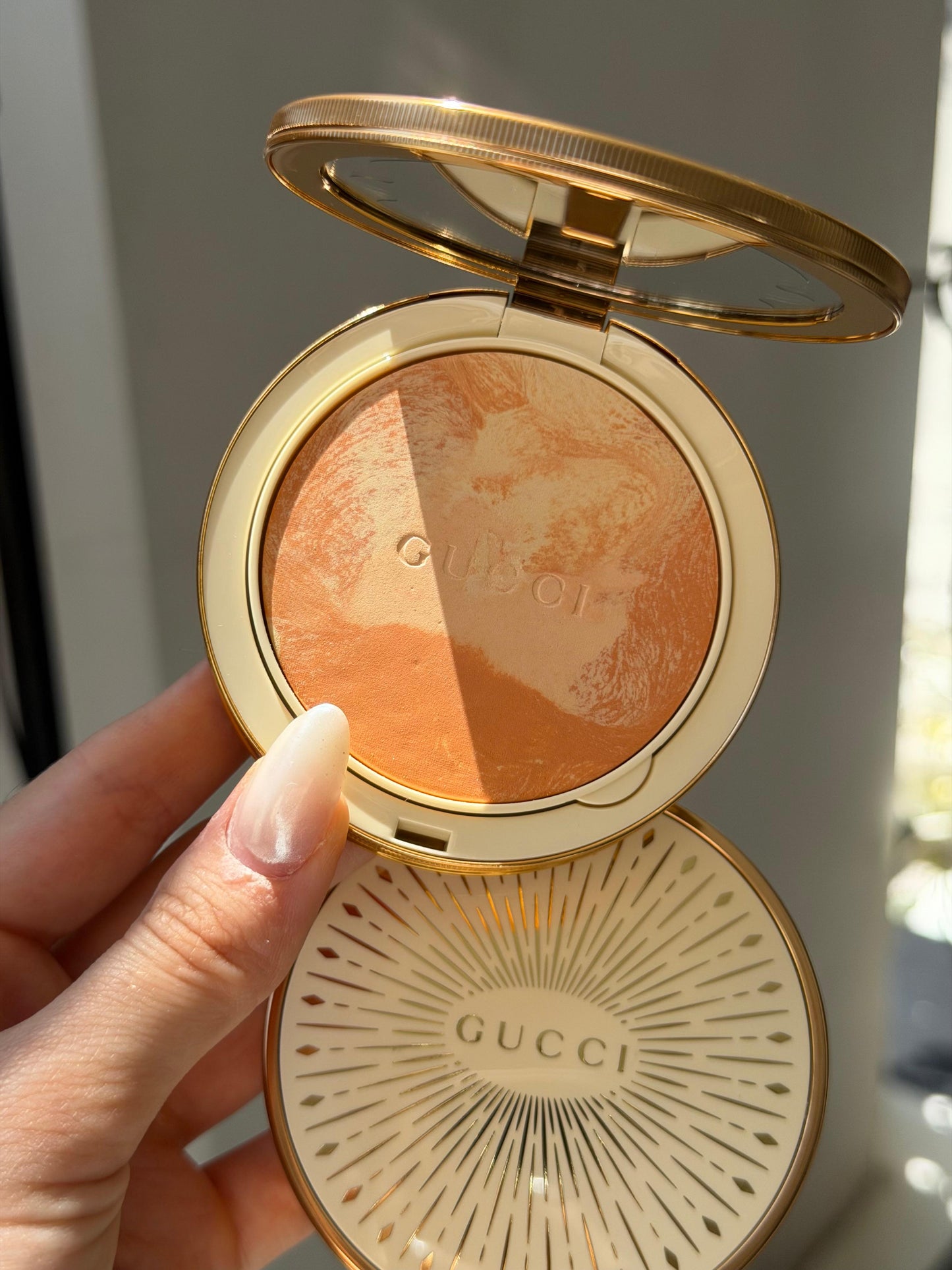 GUCCI Glow Color Finishing Setting Powder (03)
Natural Radiant Finish