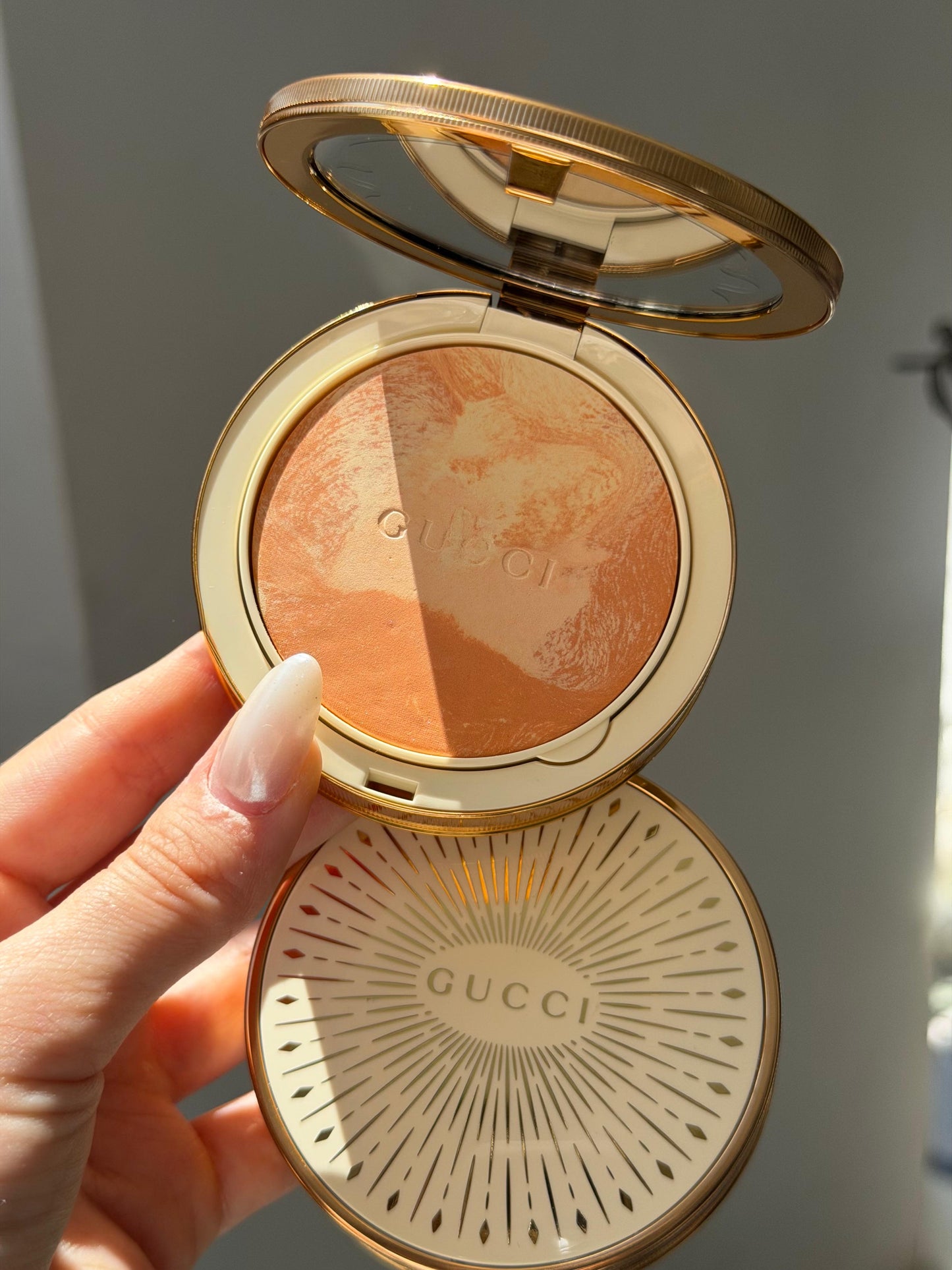 GUCCI Glow Color Finishing Setting Powder (03)
Natural Radiant Finish