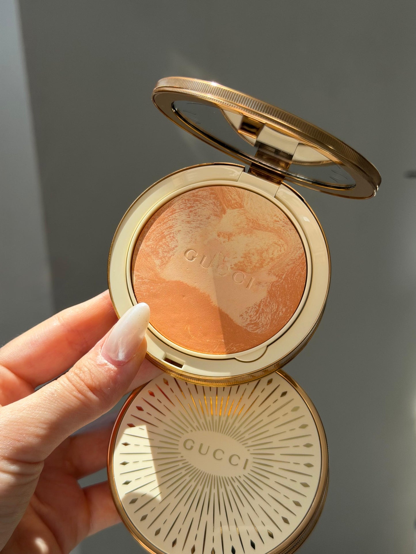 GUCCI Glow Color Finishing Setting Powder (03)
Natural Radiant Finish