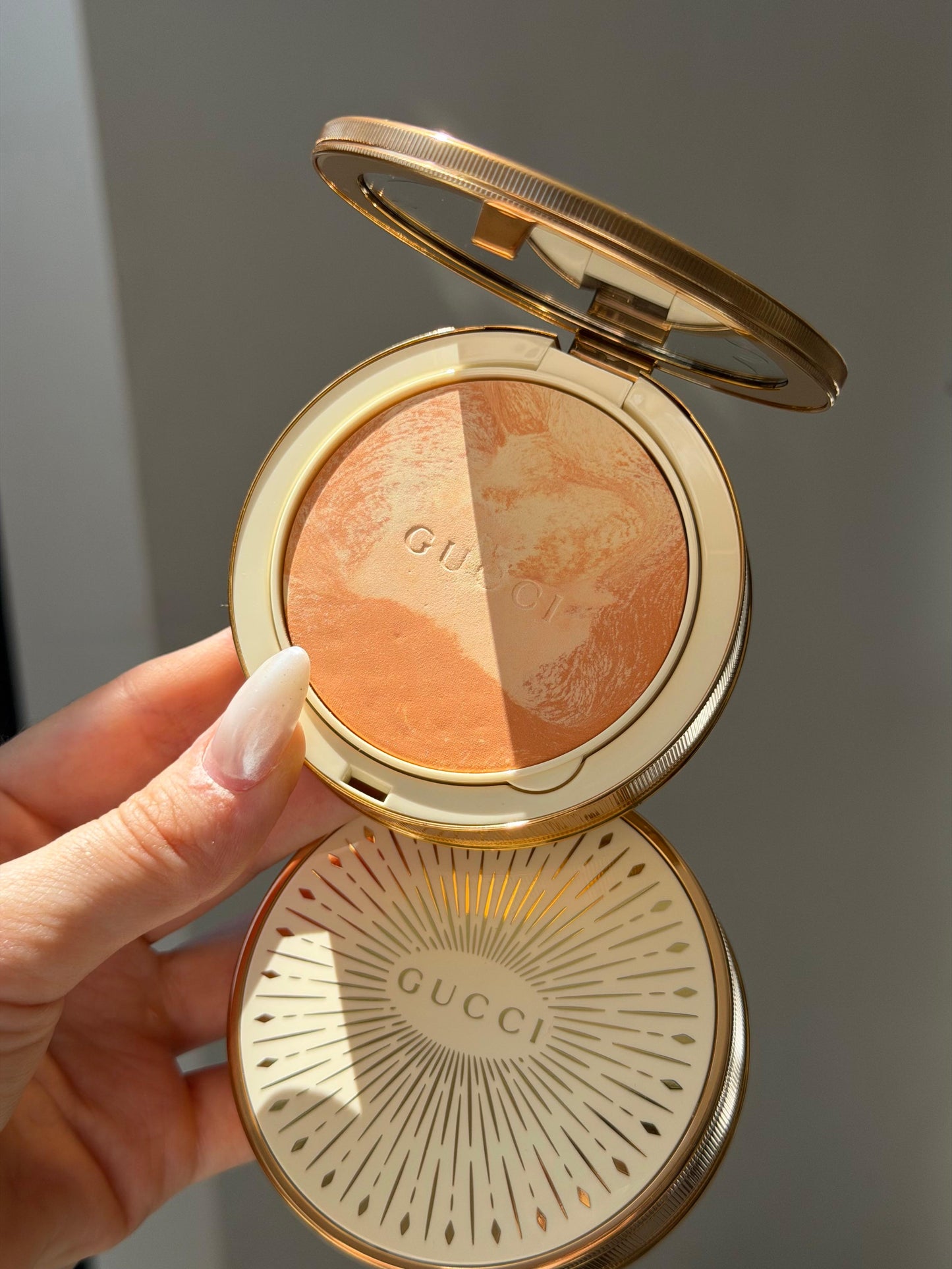GUCCI Glow Color Finishing Setting Powder (03)
Natural Radiant Finish