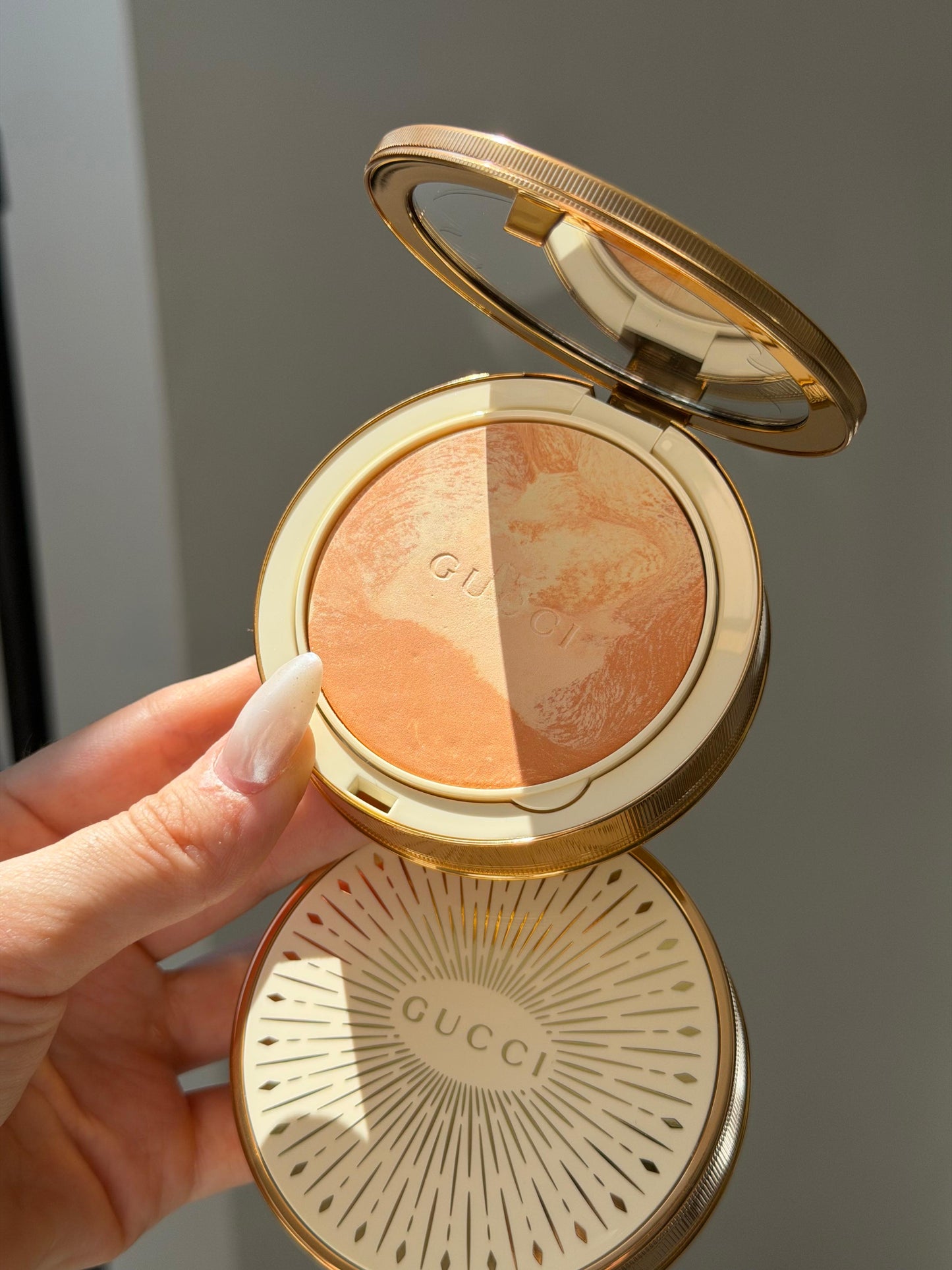 GUCCI Glow Color Finishing Setting Powder (03)
Natural Radiant Finish
