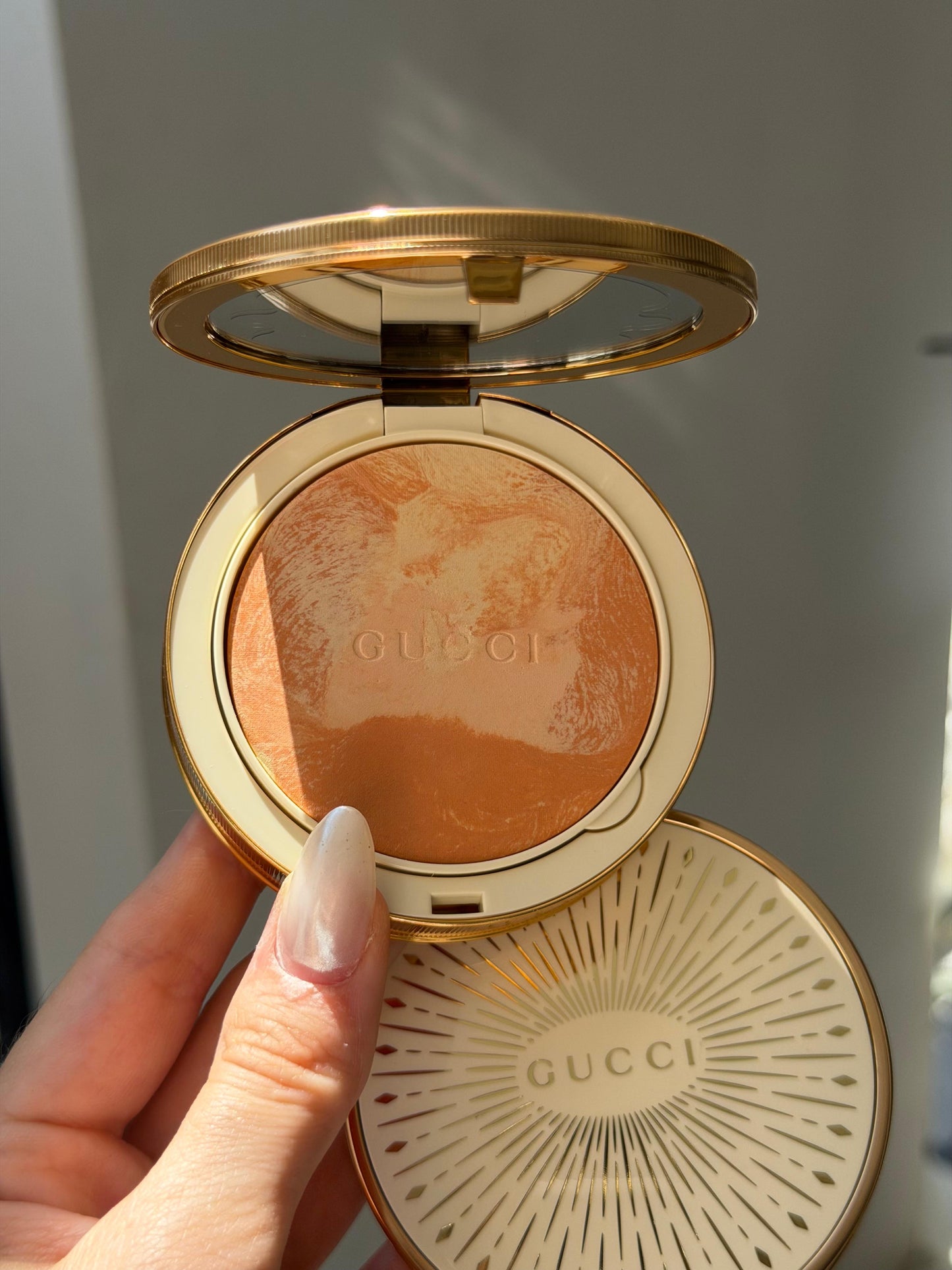 GUCCI Glow Color Finishing Setting Powder (03)
Natural Radiant Finish