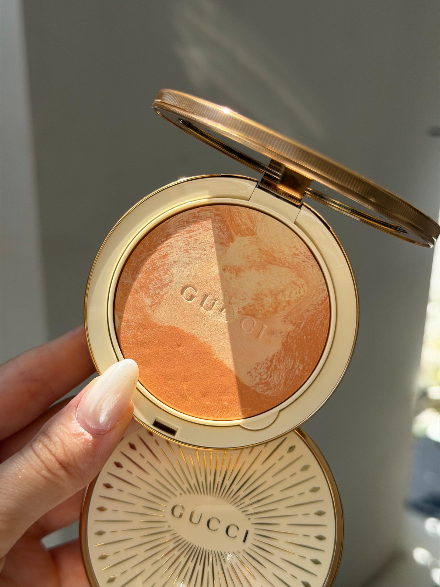 GUCCI Glow Color Finishing Setting Powder (03)
Natural Radiant Finish