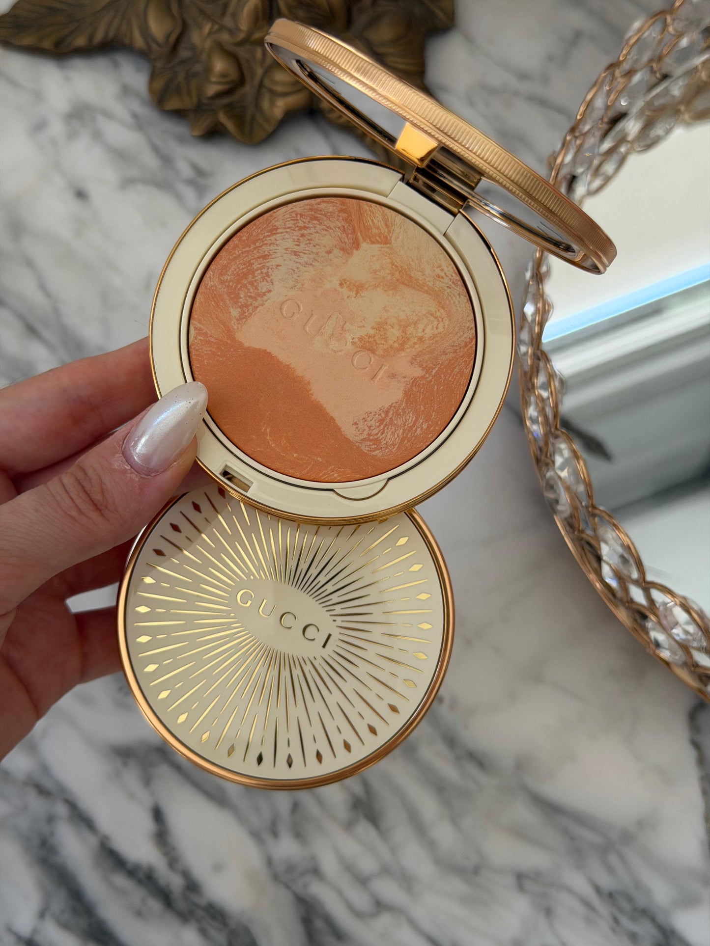 GUCCI Glow Color Finishing Setting Powder (03)
Natural Radiant Finish