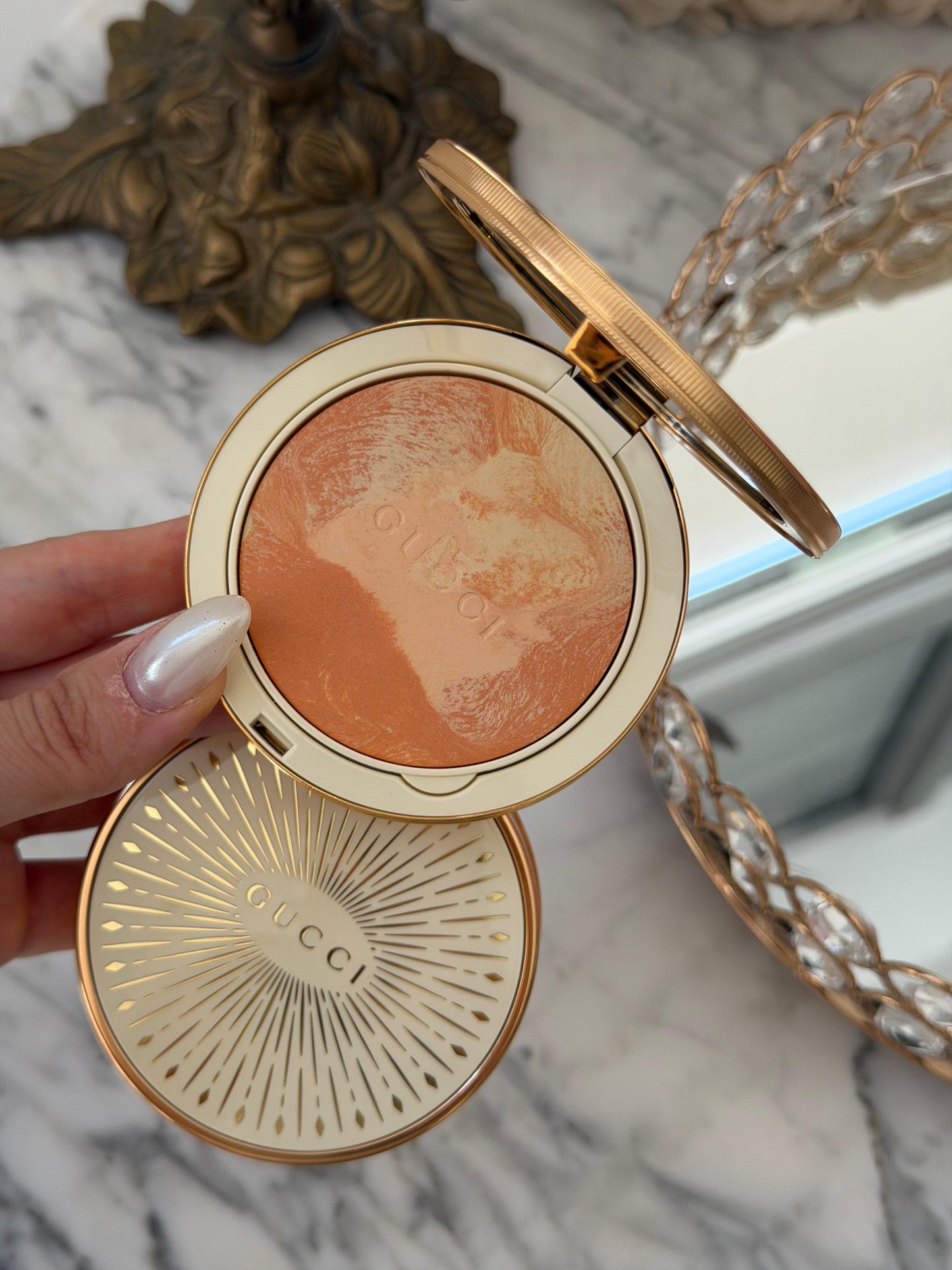 GUCCI Glow Color Finishing Setting Powder (03)
Natural Radiant Finish