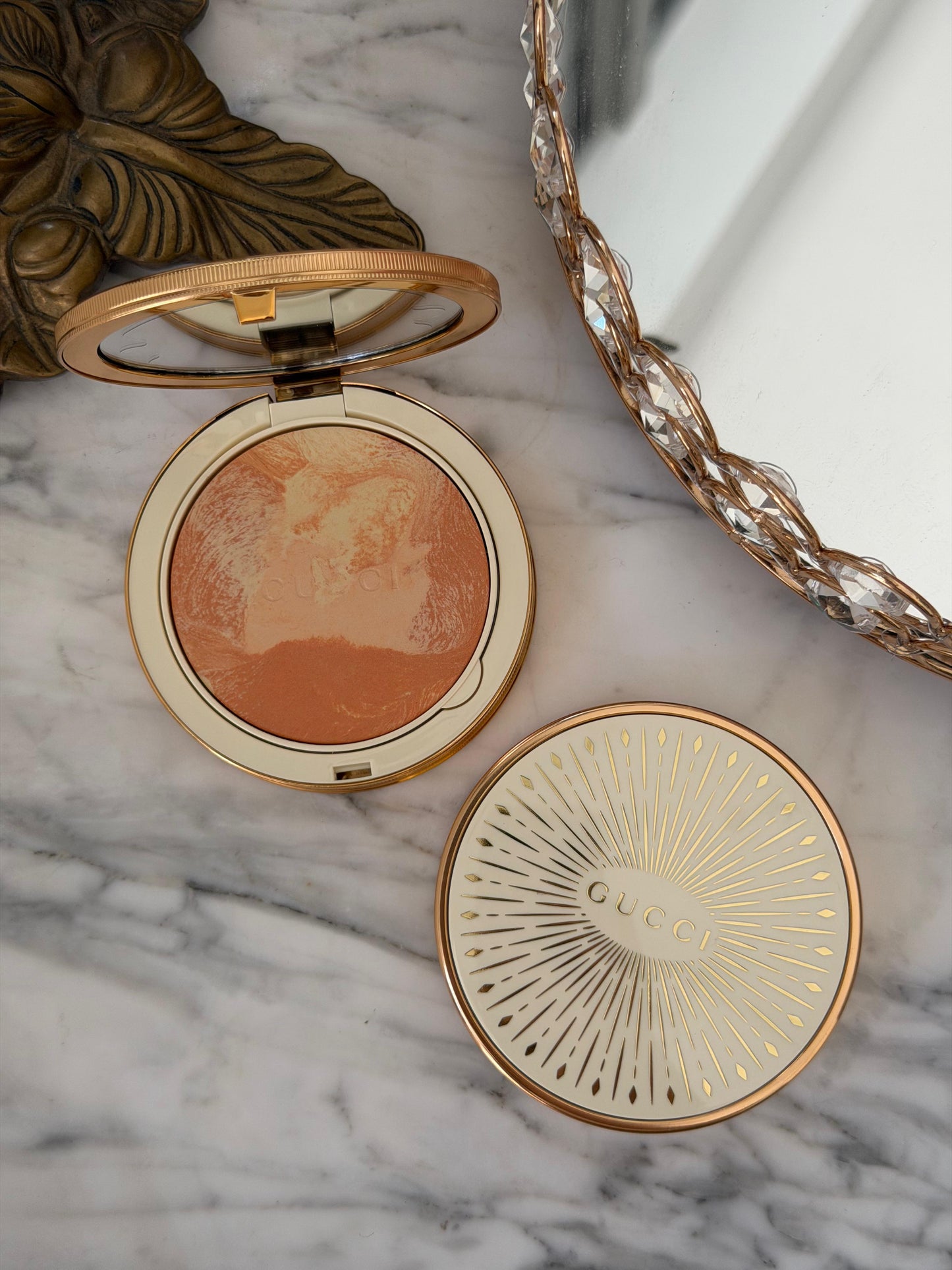 GUCCI Glow Color Finishing Setting Powder (03)
Natural Radiant Finish