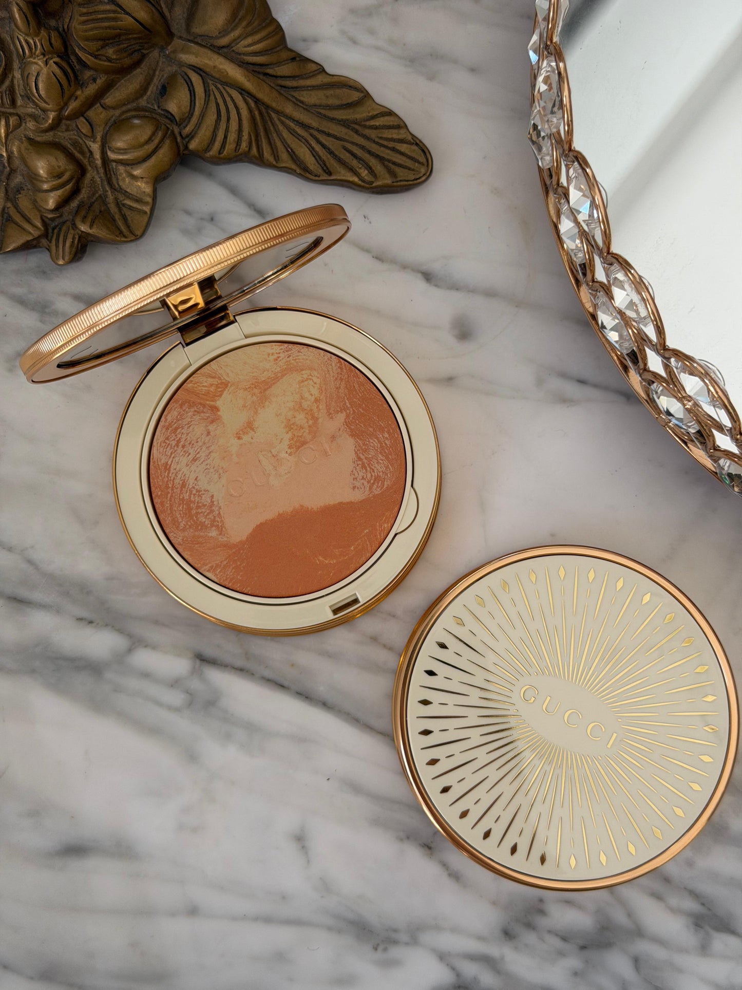 GUCCI Glow Color Finishing Setting Powder (03)
Natural Radiant Finish