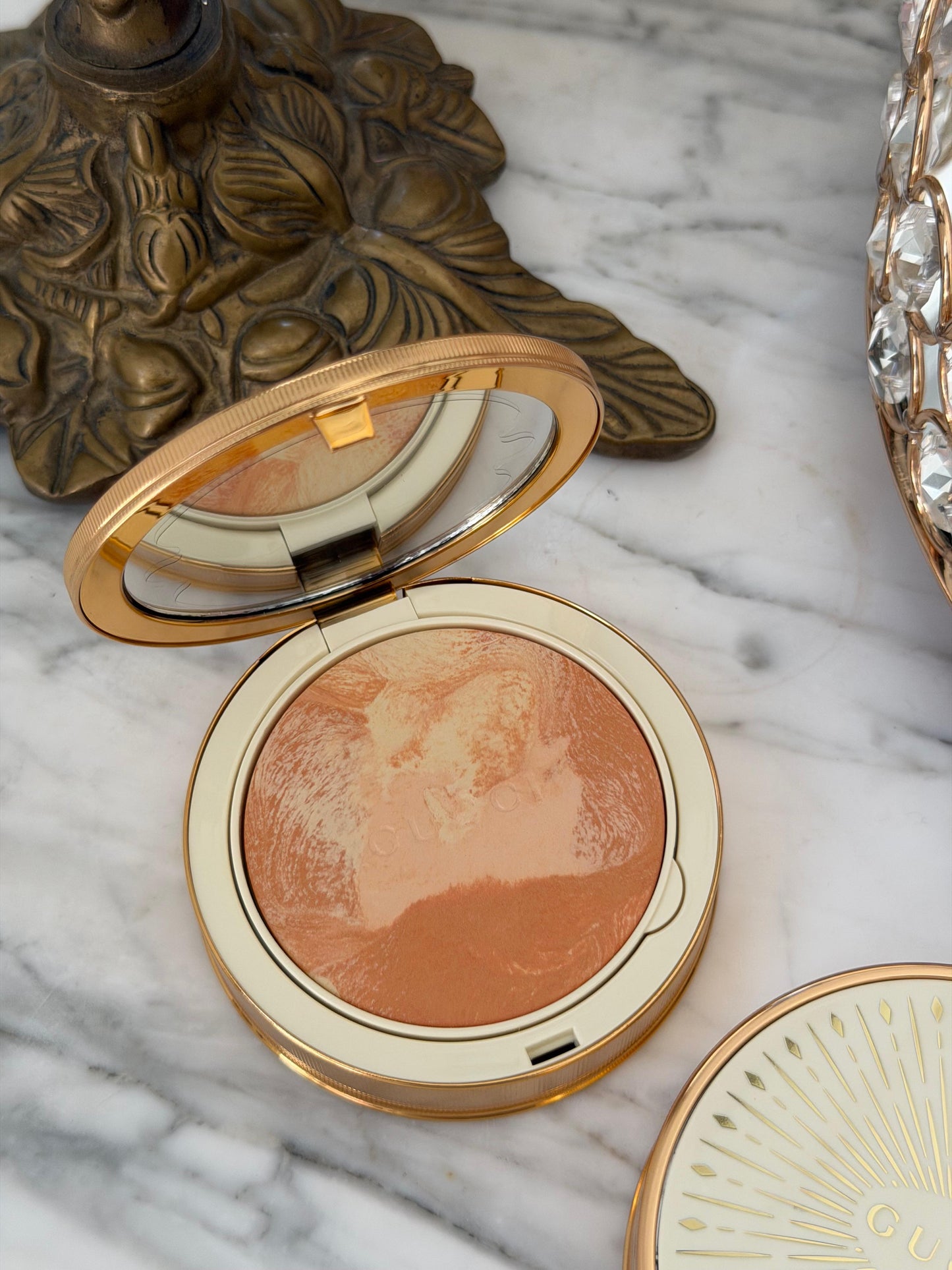 GUCCI Glow Color Finishing Setting Powder (03)
Natural Radiant Finish