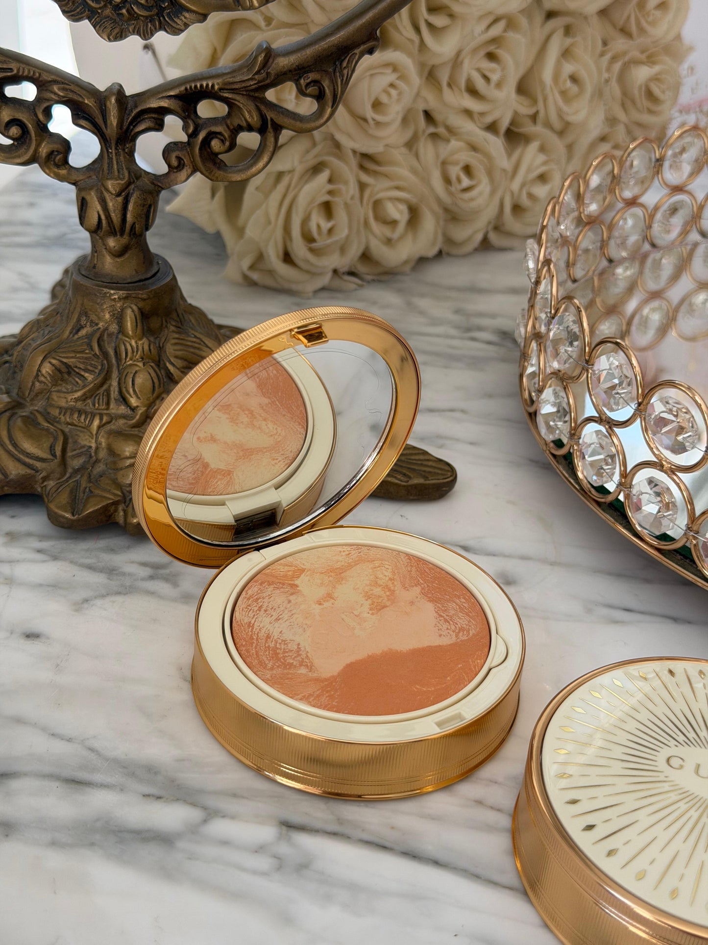 GUCCI Glow Color Finishing Setting Powder (03)
Natural Radiant Finish