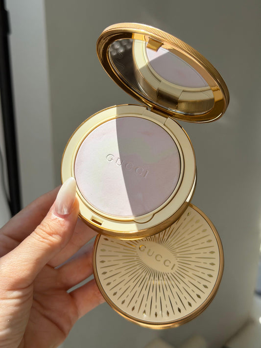 GUCCI Glow Color Finishing Setting Powder (01)
Natural Radiant Finish