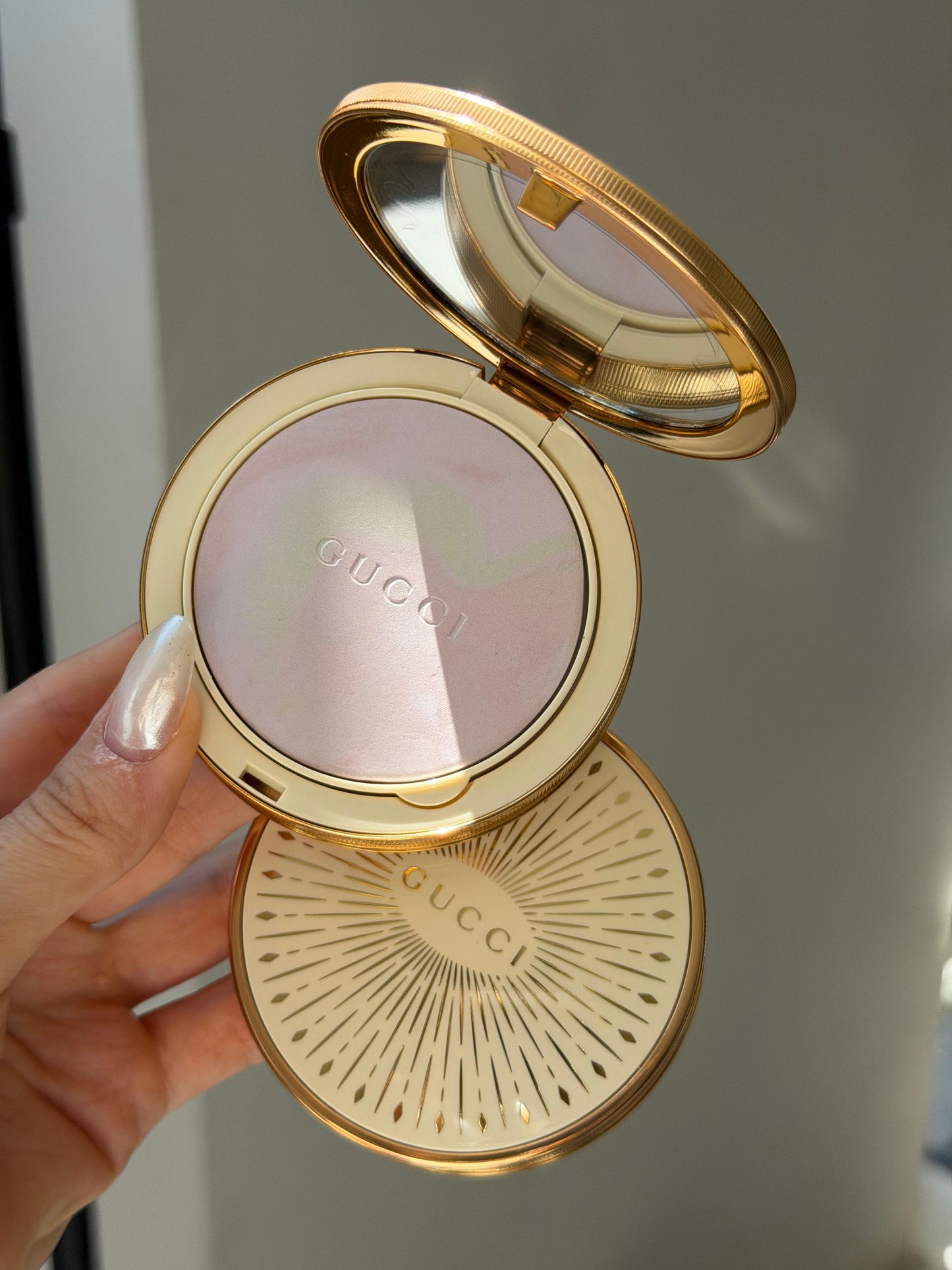 GUCCI Glow Color Finishing Setting Powder (01)
Natural Radiant Finish