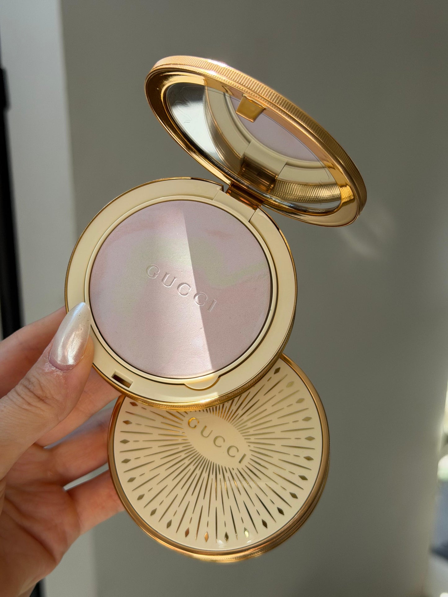 GUCCI Glow Color Finishing Setting Powder (01)
Natural Radiant Finish