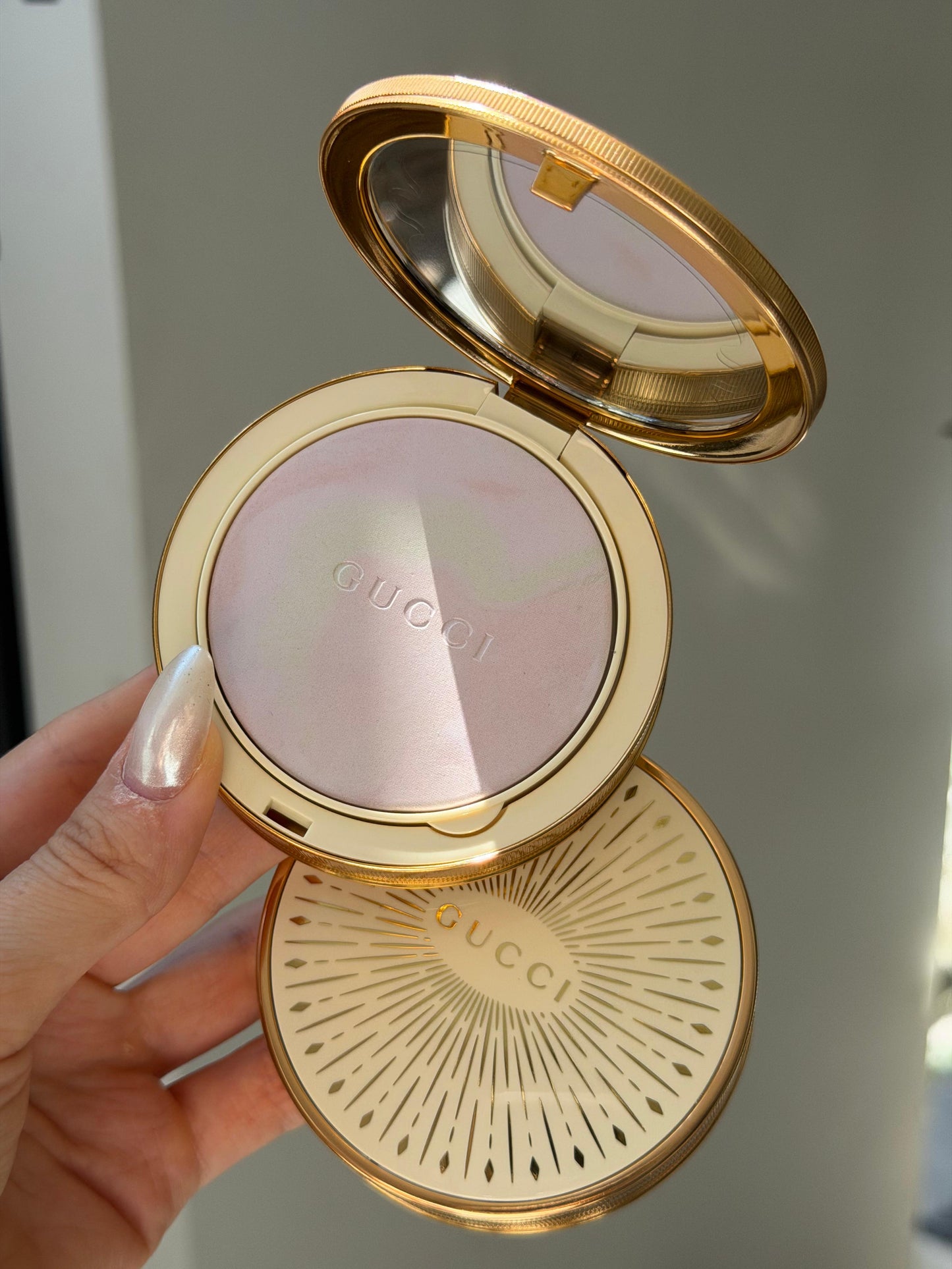 GUCCI Glow Color Finishing Setting Powder (01)
Natural Radiant Finish