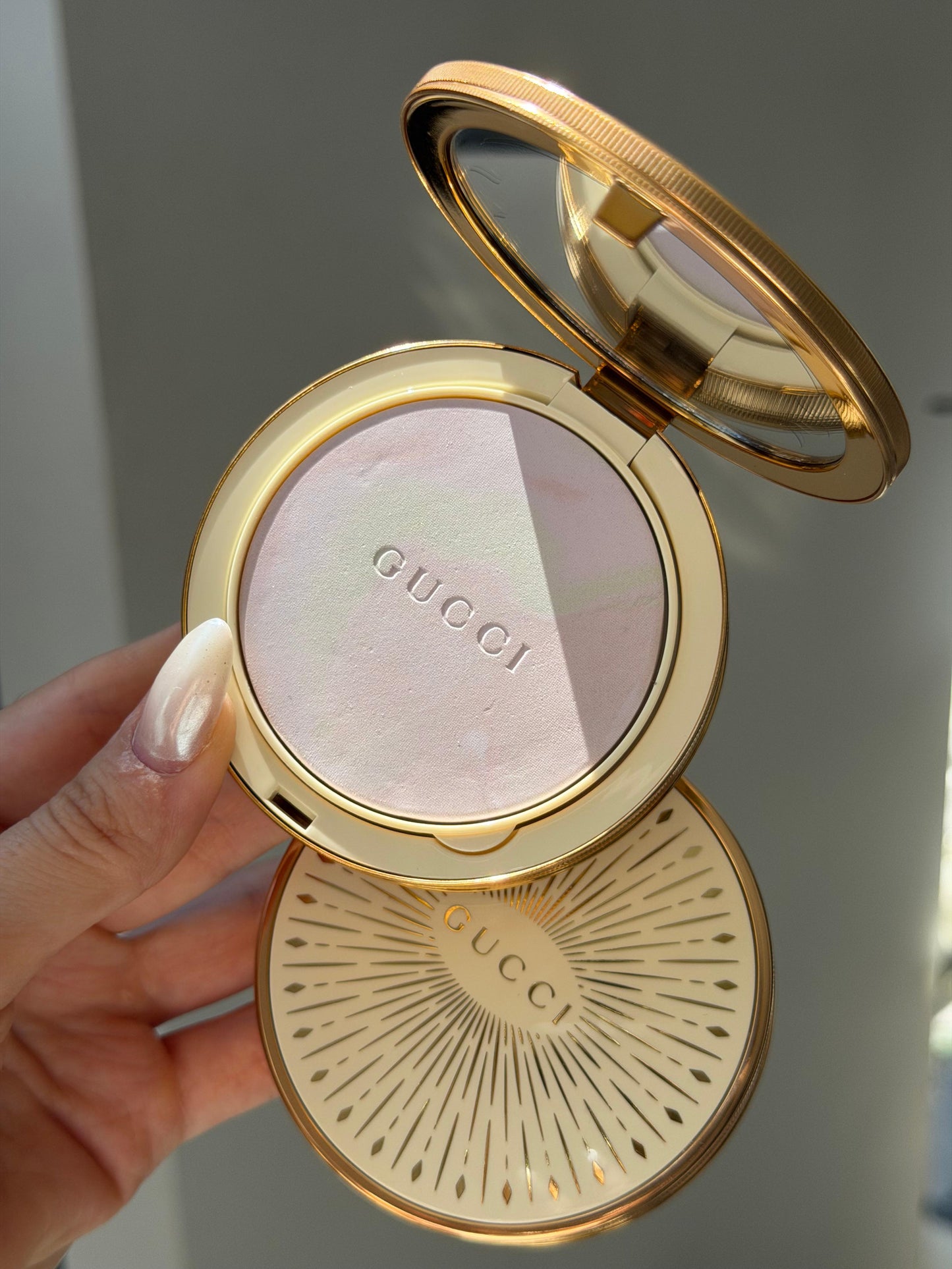 GUCCI Glow Color Finishing Setting Powder (01)
Natural Radiant Finish