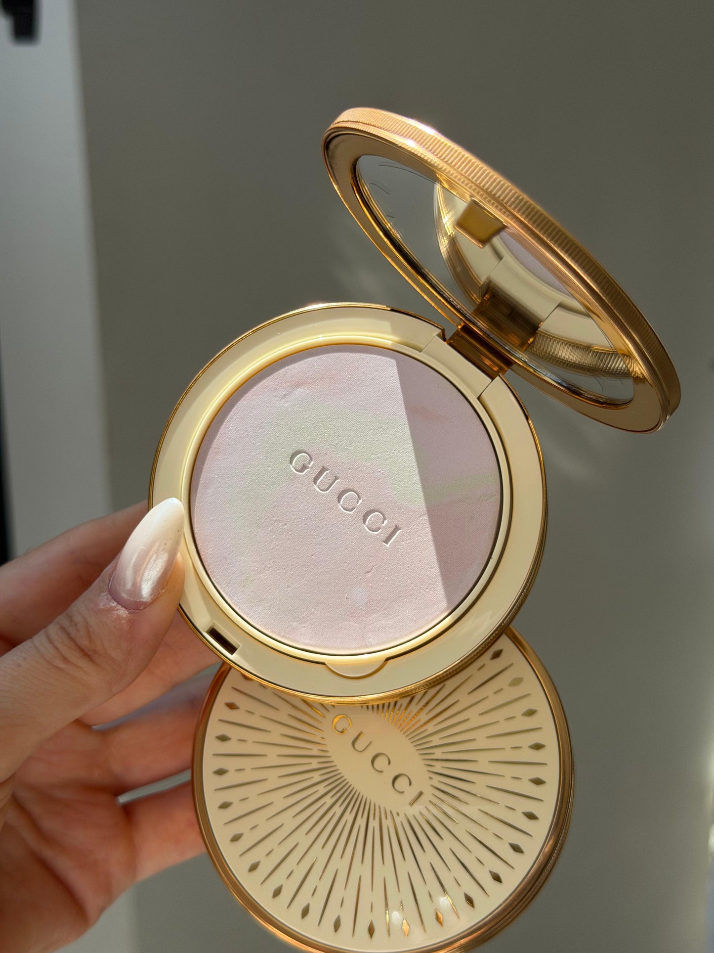 GUCCI Glow Color Finishing Setting Powder (01)
Natural Radiant Finish