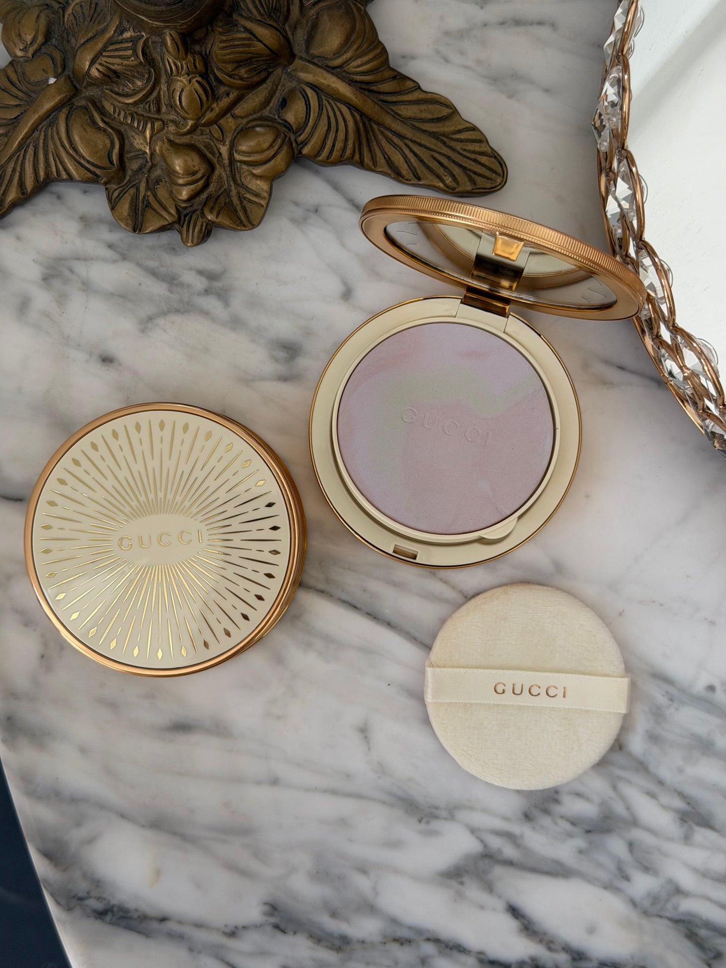 GUCCI Glow Color Finishing Setting Powder (01)
Natural Radiant Finish