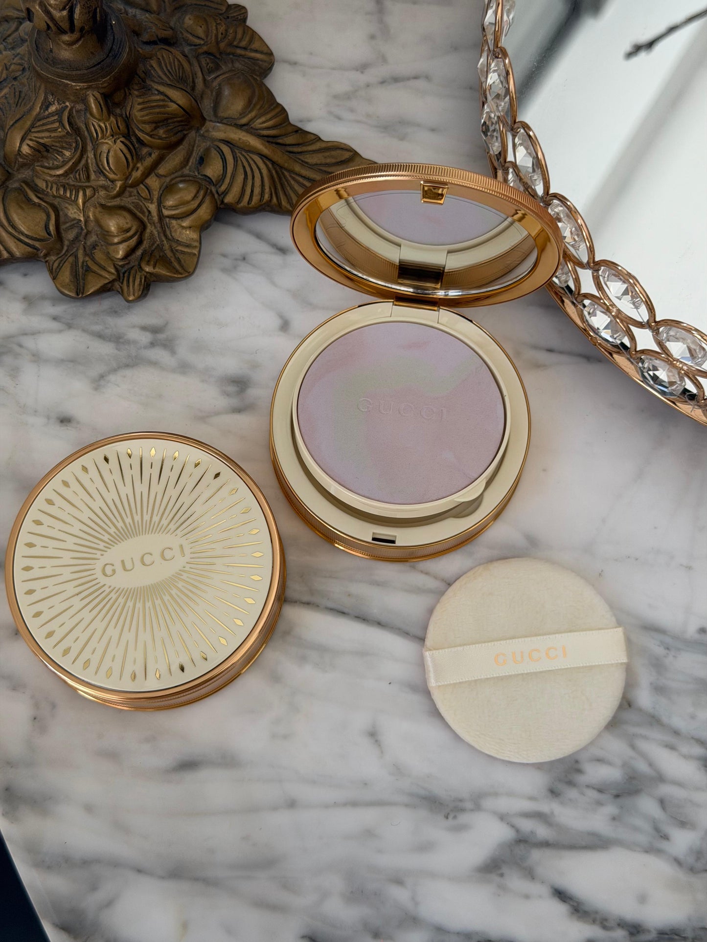 GUCCI Glow Color Finishing Setting Powder (01)
Natural Radiant Finish