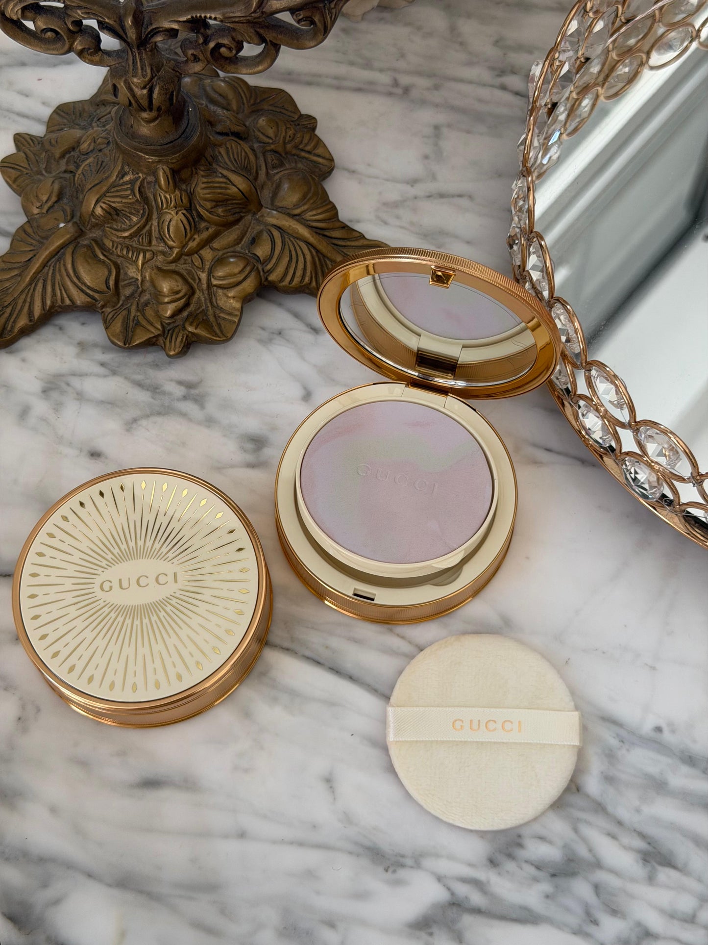 GUCCI Glow Color Finishing Setting Powder (01)
Natural Radiant Finish