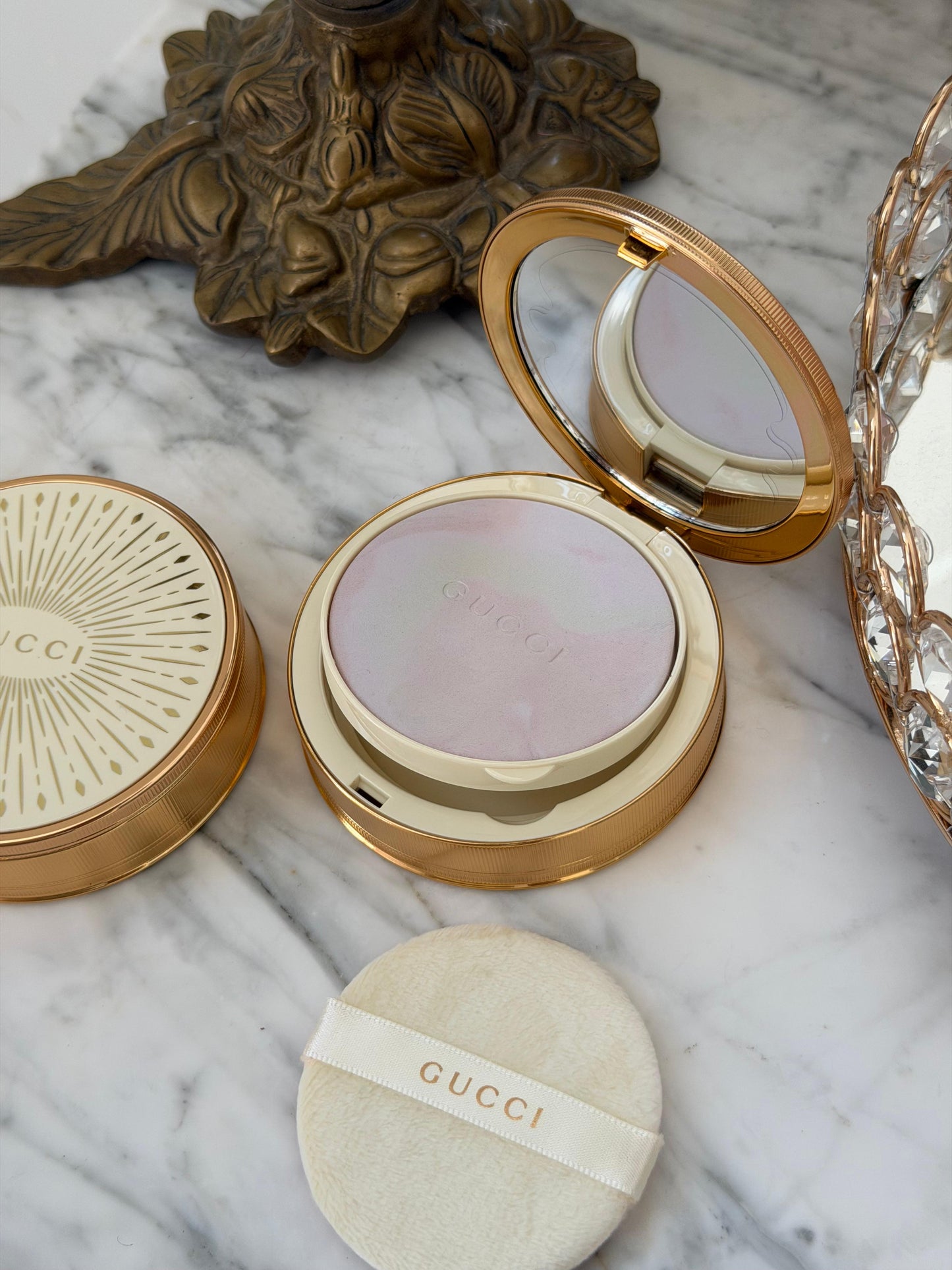 GUCCI Glow Color Finishing Setting Powder (01)
Natural Radiant Finish