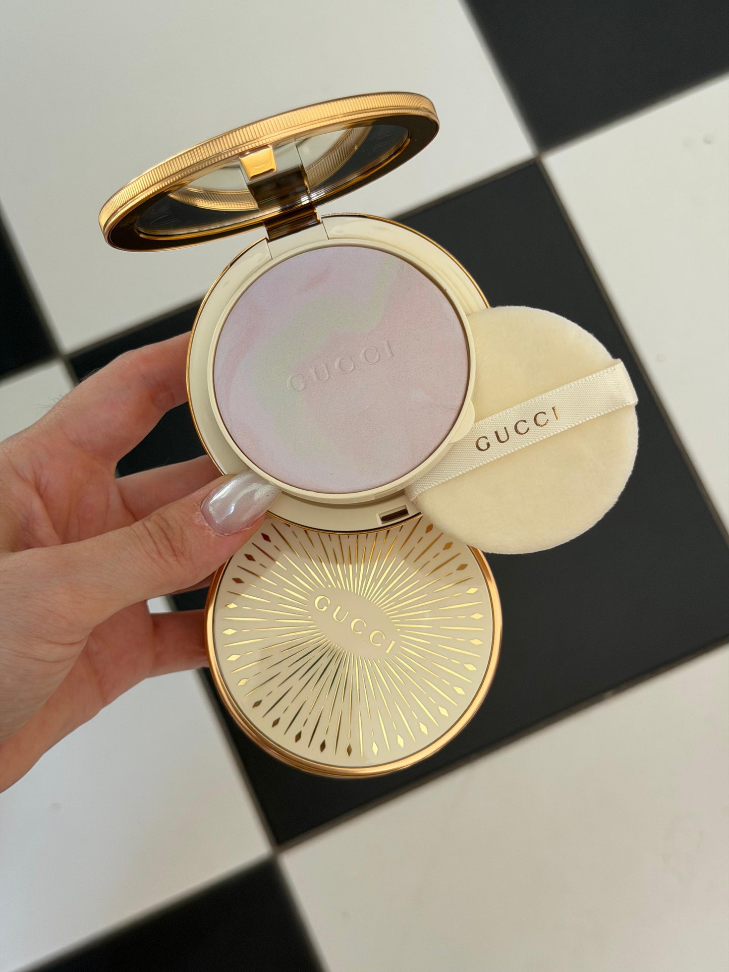 GUCCI Glow Color Finishing Setting Powder (01)
Natural Radiant Finish