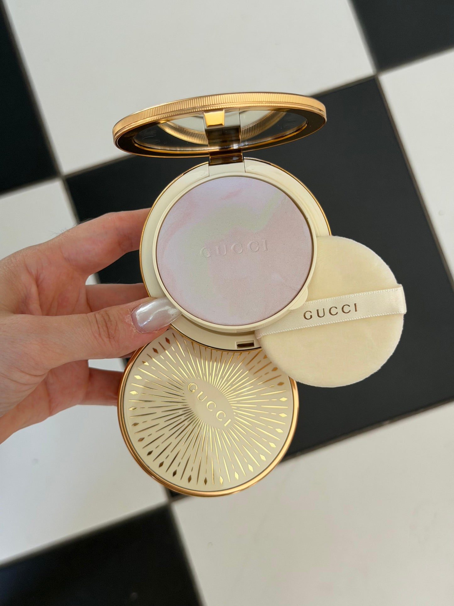 GUCCI Glow Color Finishing Setting Powder (01)
Natural Radiant Finish