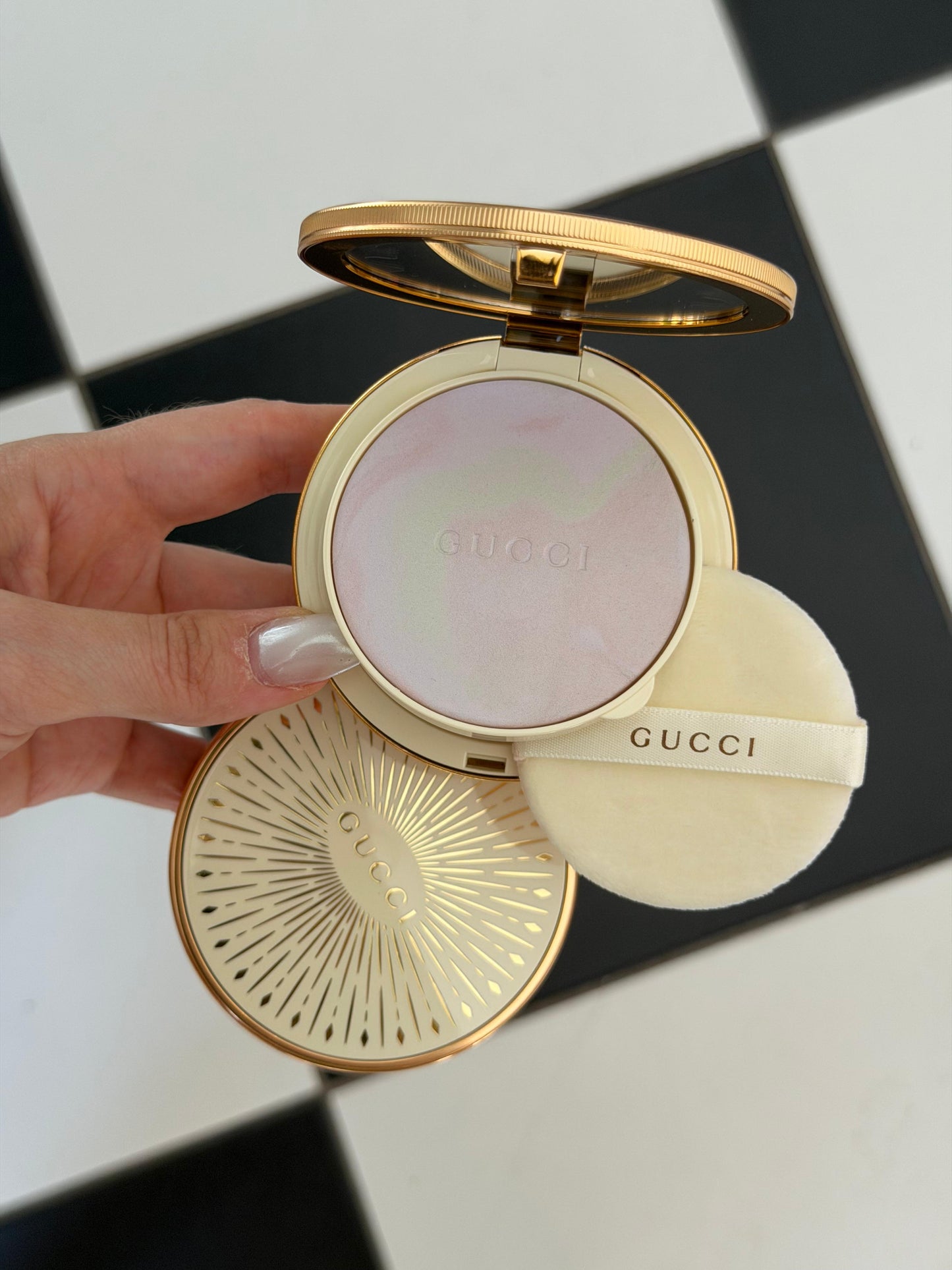 GUCCI Glow Color Finishing Setting Powder (01)
Natural Radiant Finish
