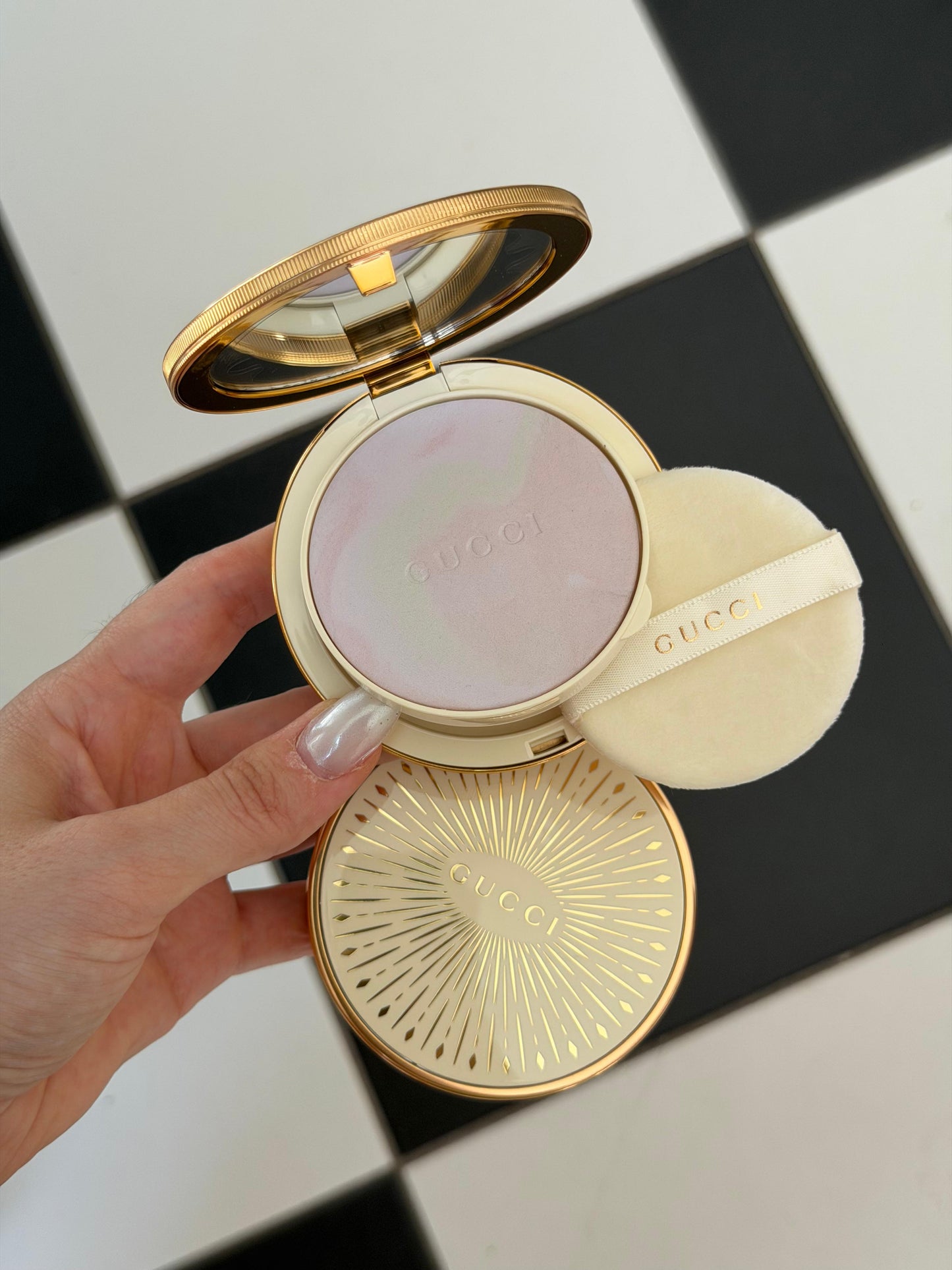 GUCCI Glow Color Finishing Setting Powder (01)
Natural Radiant Finish