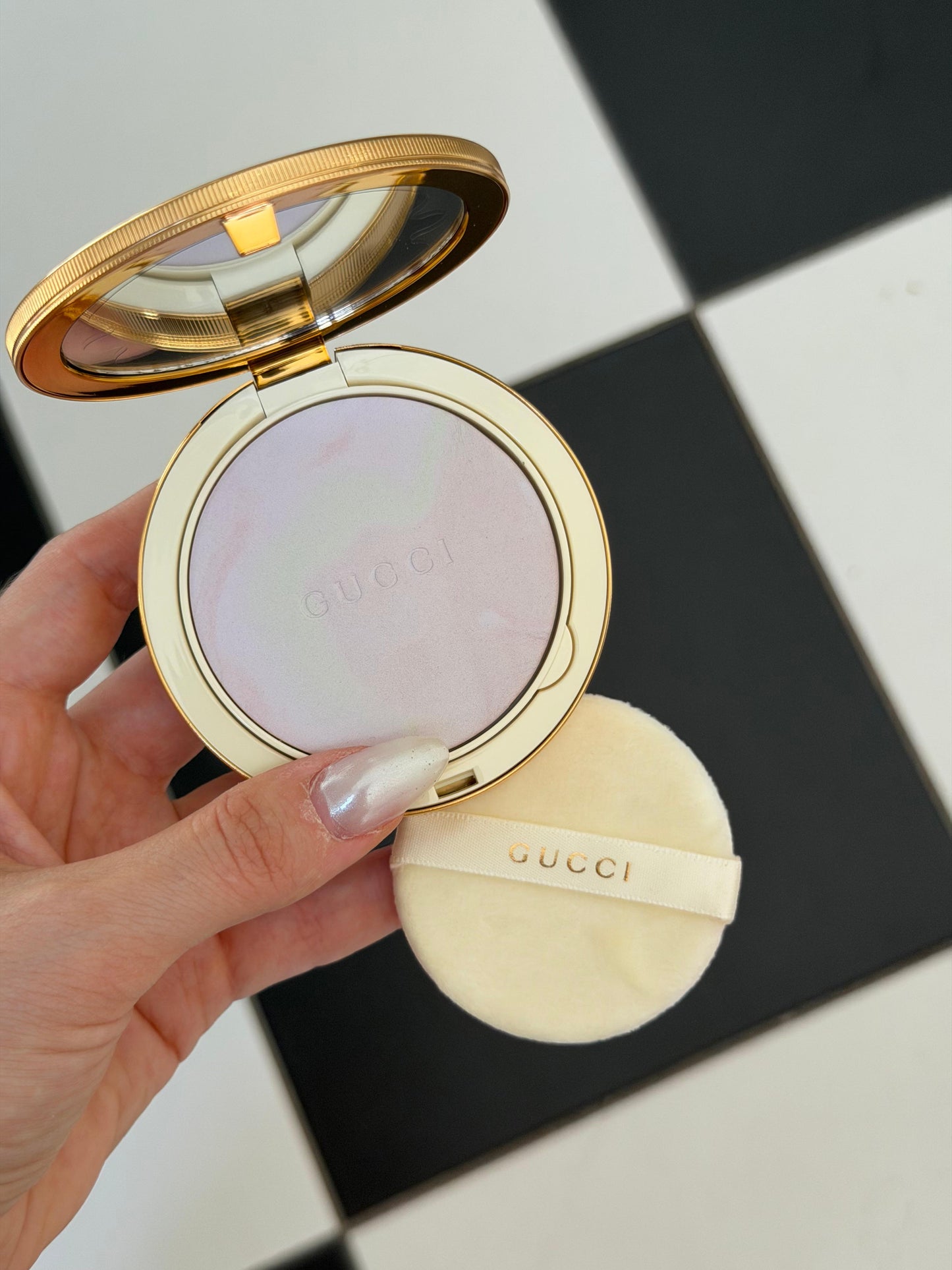 GUCCI Glow Color Finishing Setting Powder (01)
Natural Radiant Finish