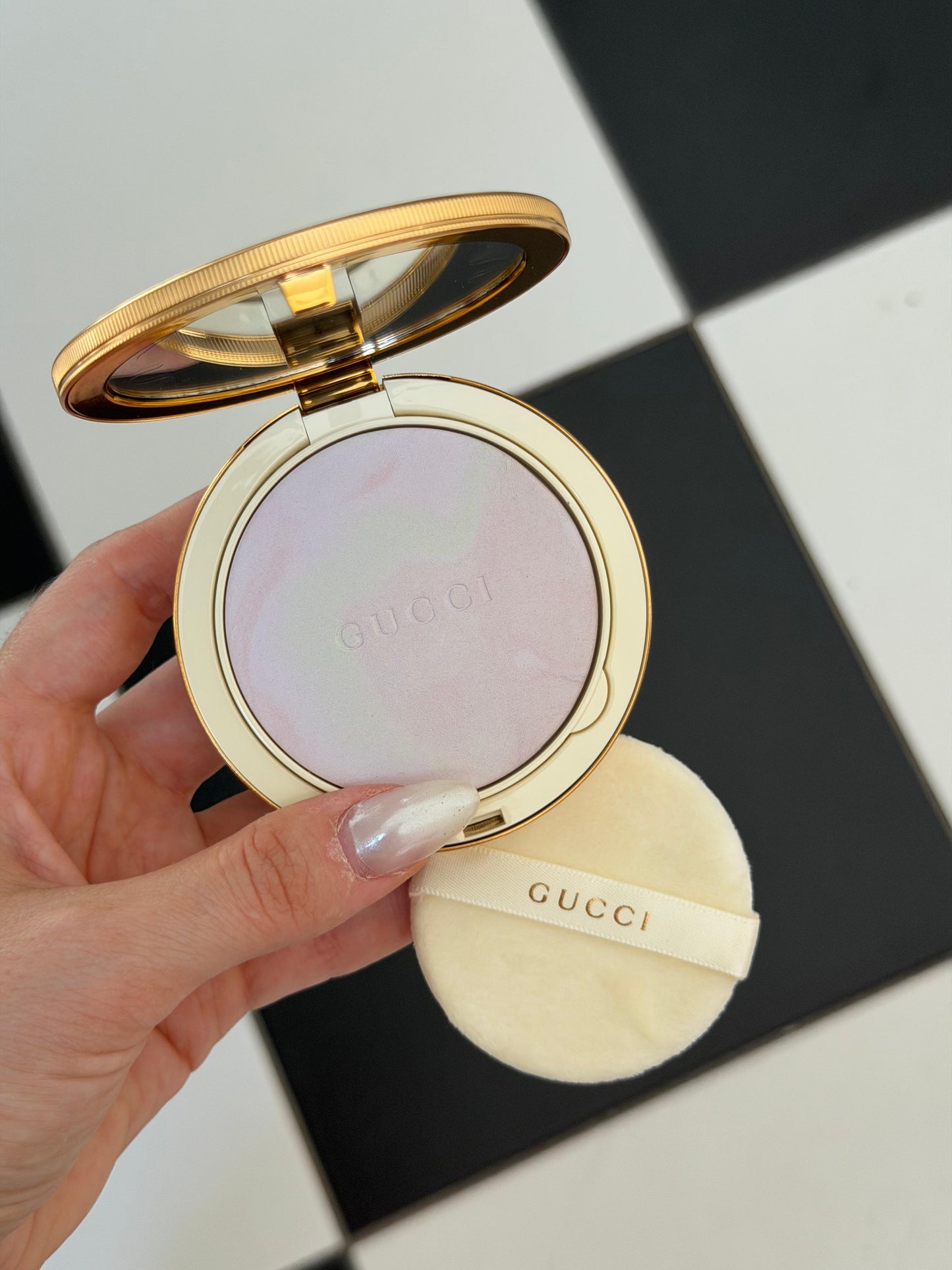 GUCCI Glow Color Finishing Setting Powder (01)
Natural Radiant Finish