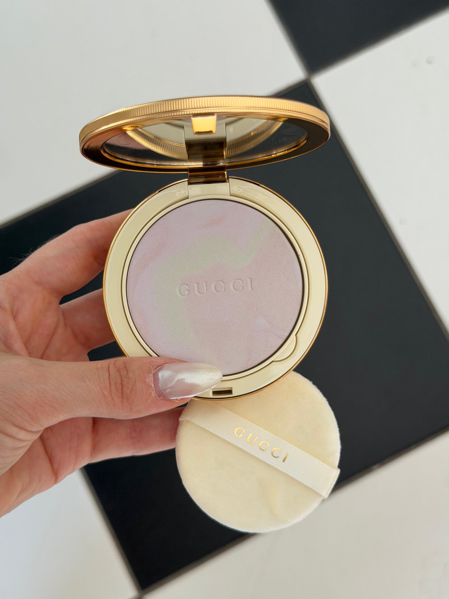 GUCCI Glow Color Finishing Setting Powder (01)
Natural Radiant Finish