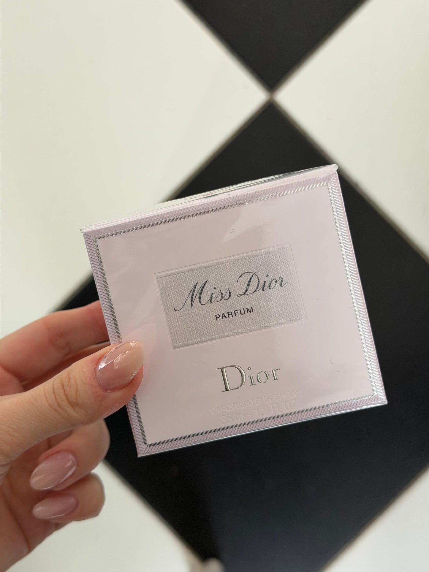 DIOR Miss Dior Parfum
Intense Floral, Fruity and Woody Notes