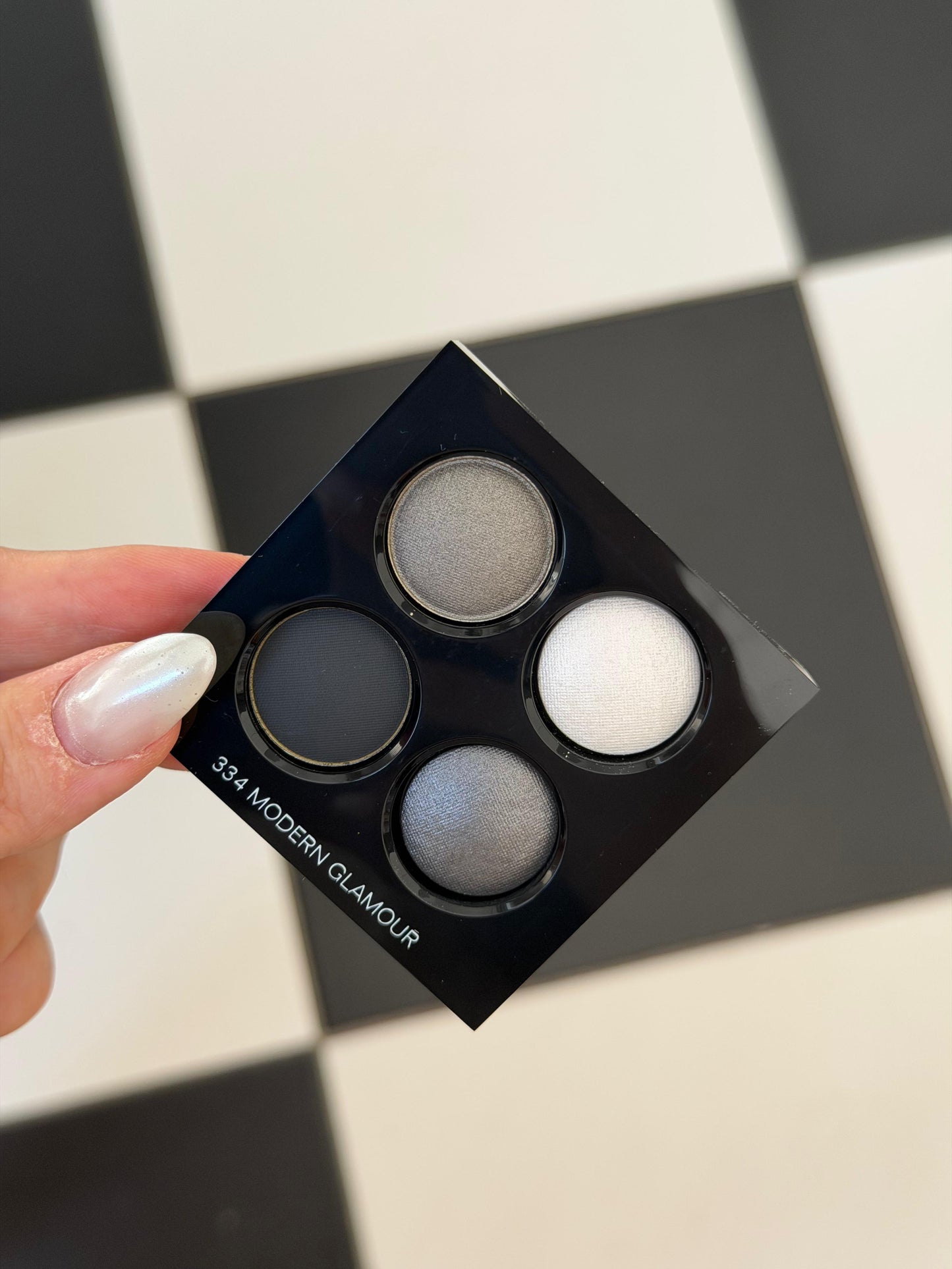 CHANEL Les 4 Ombres
Multi-Effect Quadra Eyeshadow (334)