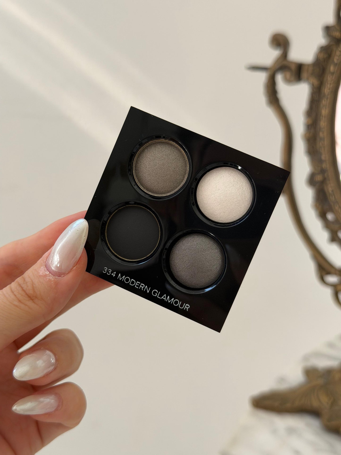 CHANEL Les 4 Ombres
Multi-Effect Quadra Eyeshadow (334)