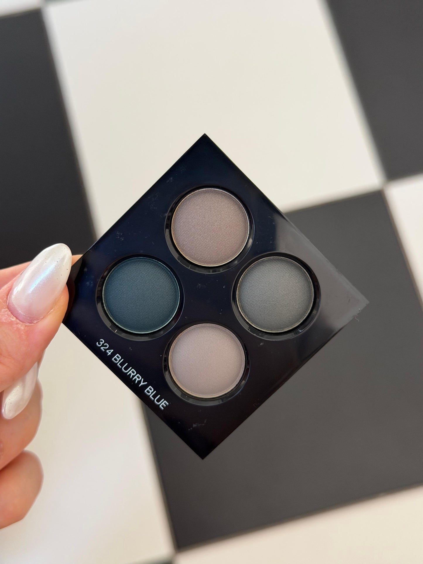 CHANEL Les 4 Ombres
Multi-Effect Quadra Eyeshadow (324)